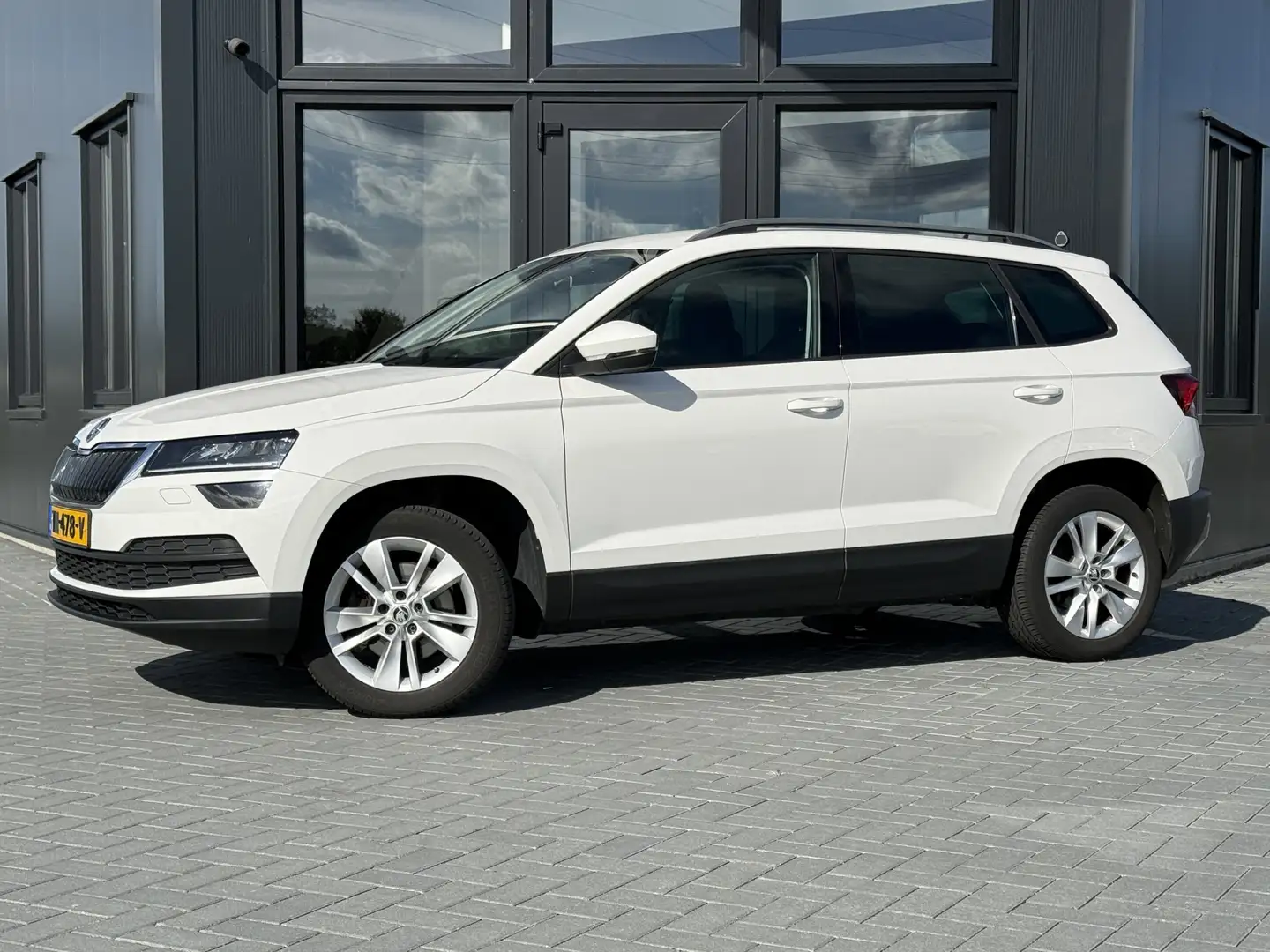Skoda Karoq 1.0 TSI Amb. Bns Verw. Sportstoelen | Trekhaak | P Wit - 1