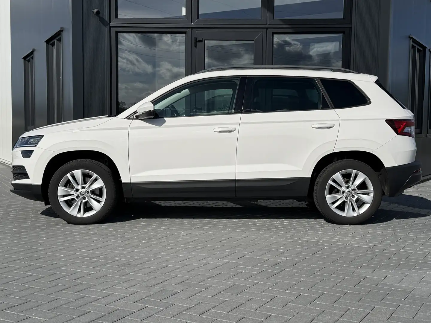 Skoda Karoq 1.0 TSI Amb. Bns Verw. Sportstoelen | Trekhaak | P Wit - 2