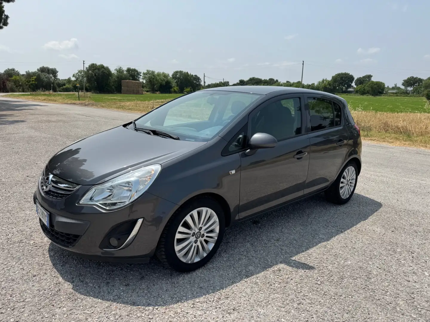 Opel Corsa 1.2 5 porte One Grijs - 1