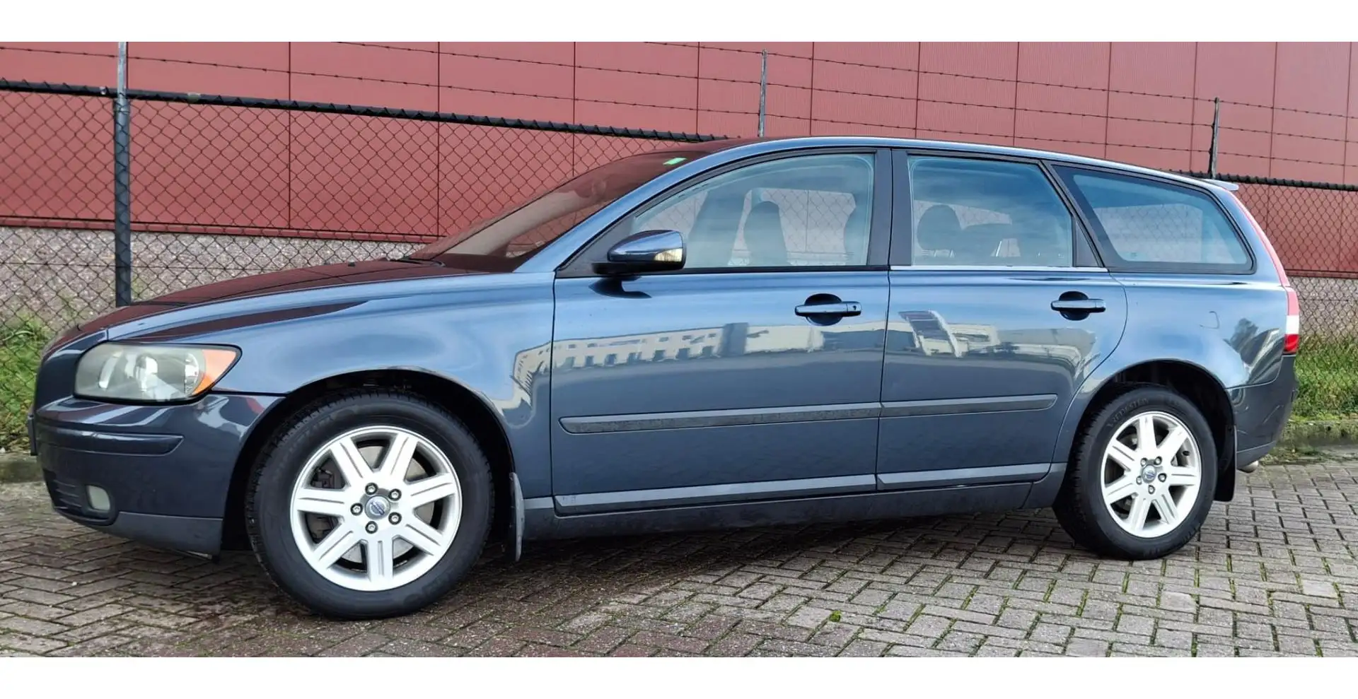 Volvo V50 2.5 T5 AWD Momentum Blauw - 1