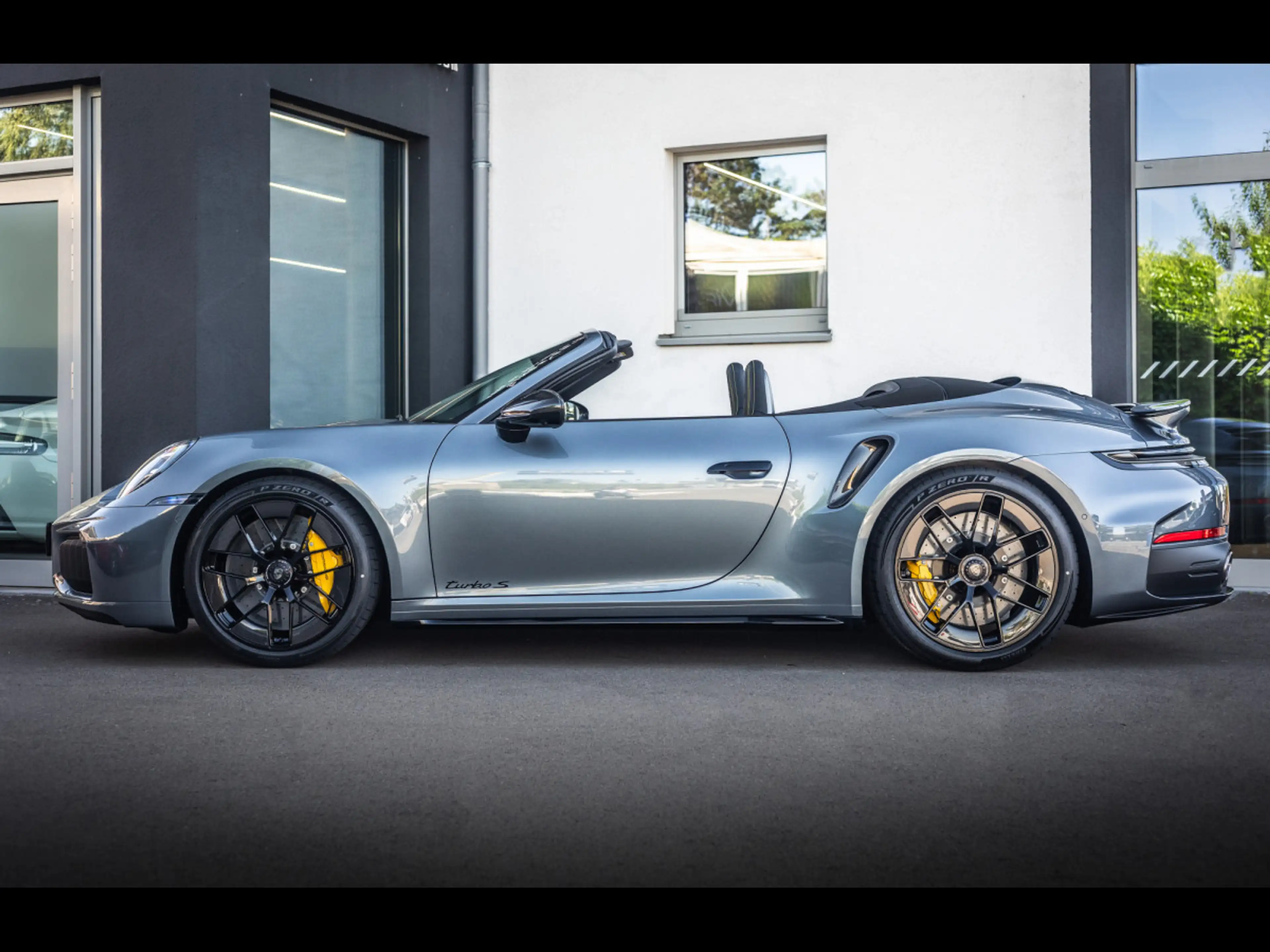 Porsche 911 992.2 TURBO S CABRIOLET PDK°VANADIUM GREY°CARBON — photo 2