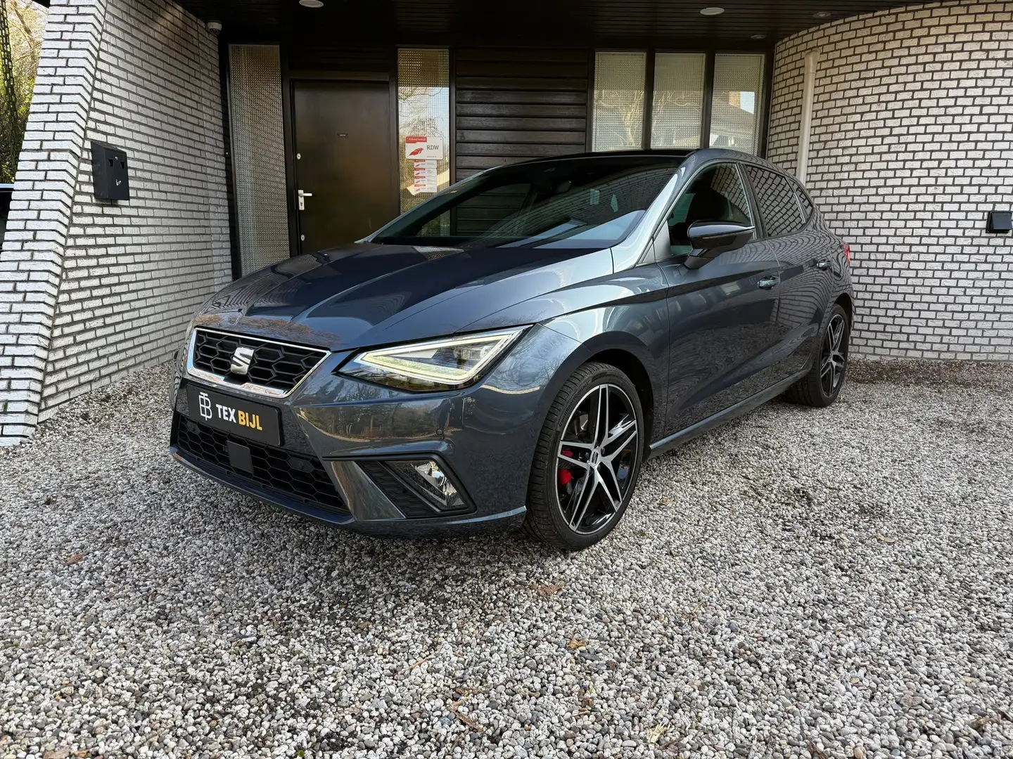 SEAT Ibiza 1.5 TSI FR Full option met o.a. Pano, Beats, etc! Grijs - 1