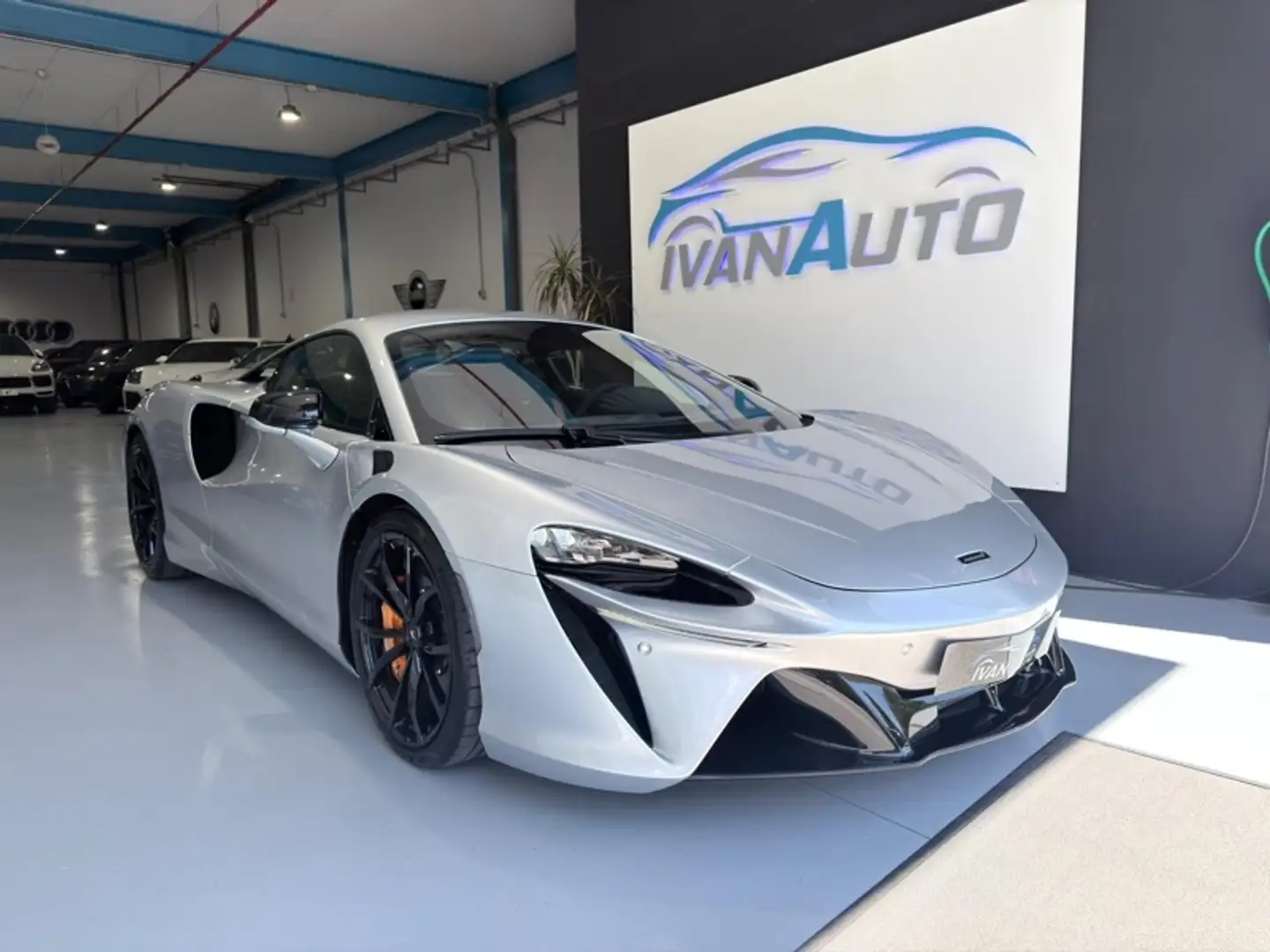 McLaren Artura Plateado - 1