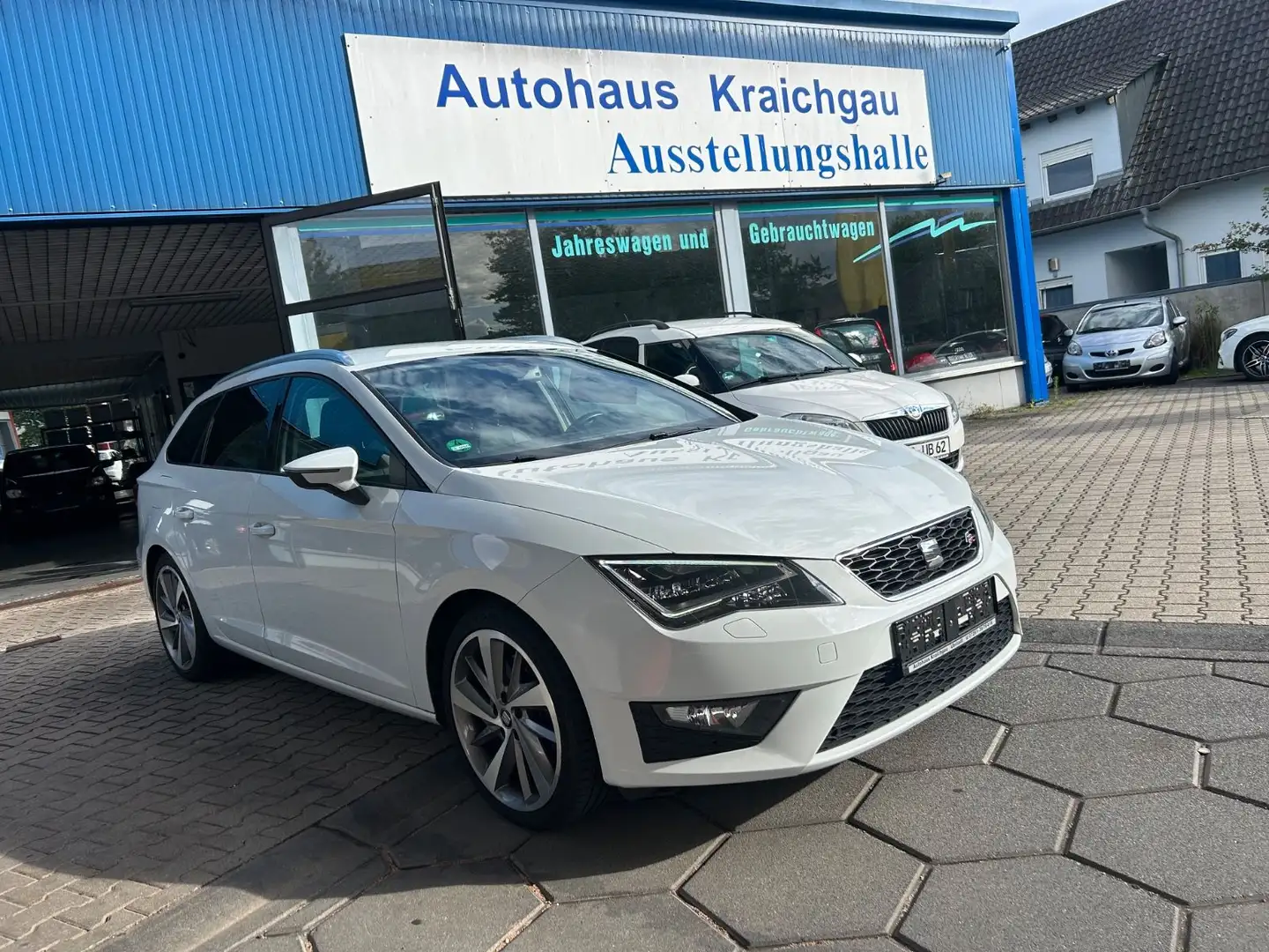 SEAT Leon ST FR DSG PDC LED Shz Navi Inkl. Garantie Weiß - 1