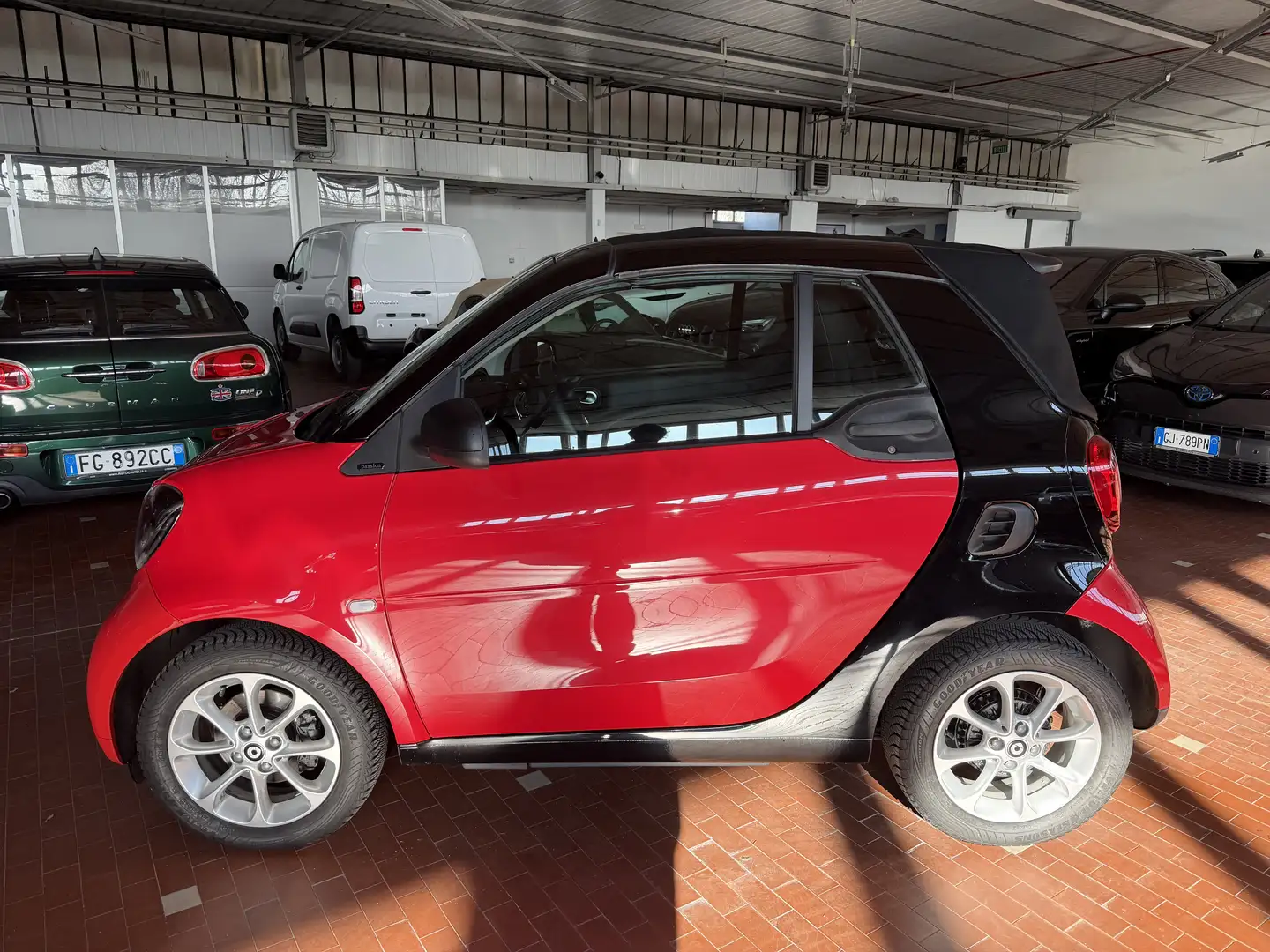 smart forTwo Cabrio 1.0 Passion 71cv twinamic Rot - 2
