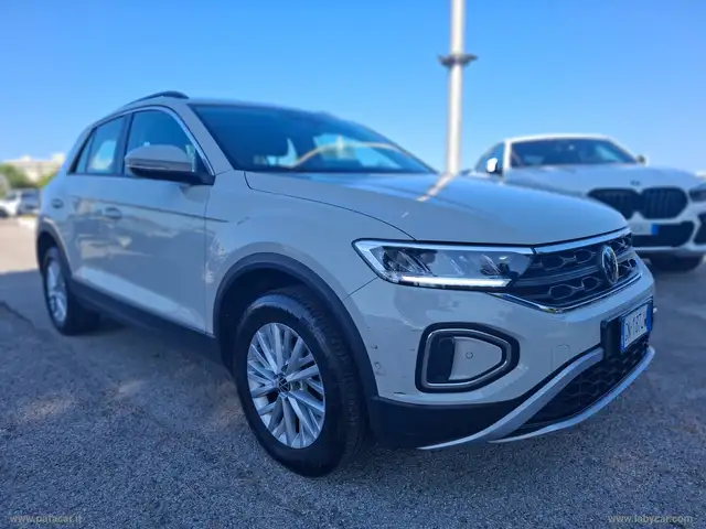 Volkswagen T-Roc view 3