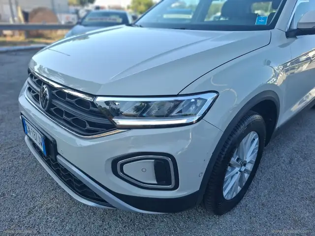 Volkswagen T-Roc view 4