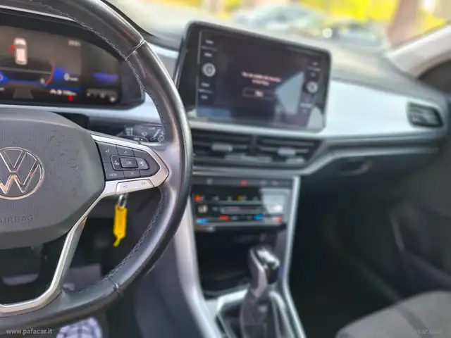 Volkswagen T-Roc view 11