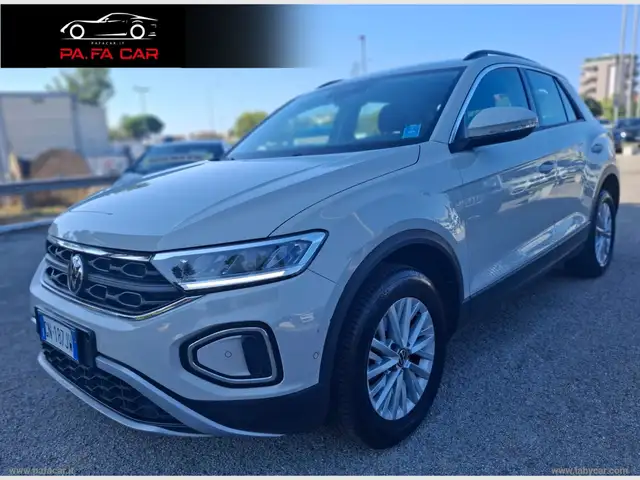 Volkswagen T-Roc view 9