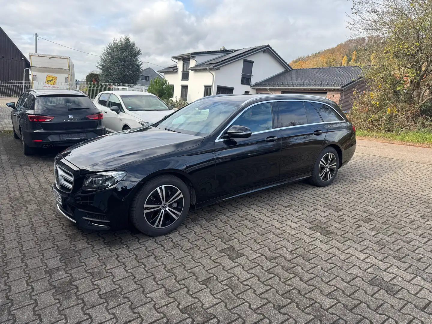 Mercedes-Benz E 220 E 220 d 4Matic AMG Line NAVI AHK LED MFL STHZ KAM Schwarz - 1