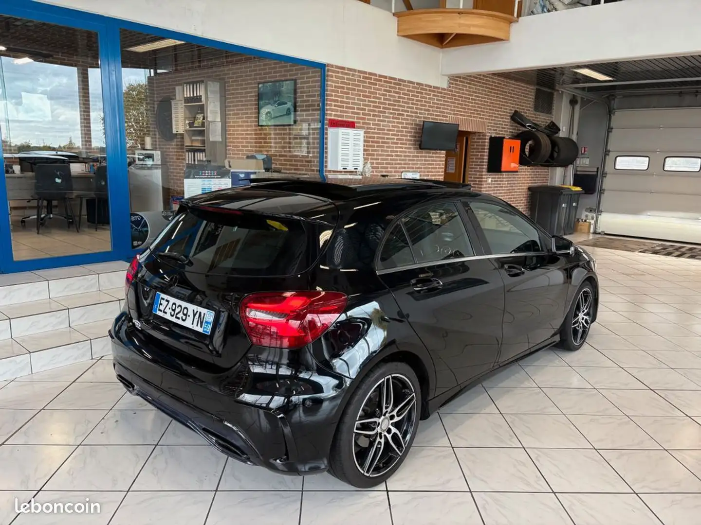 Mercedes-Benz Mercedes A200D Fascination 136CH GPS-LED-SEMI CUIR-TOIT OUVRANT-SON HARMAN KARDON-PACK AMG INT & EXT Noir - 2