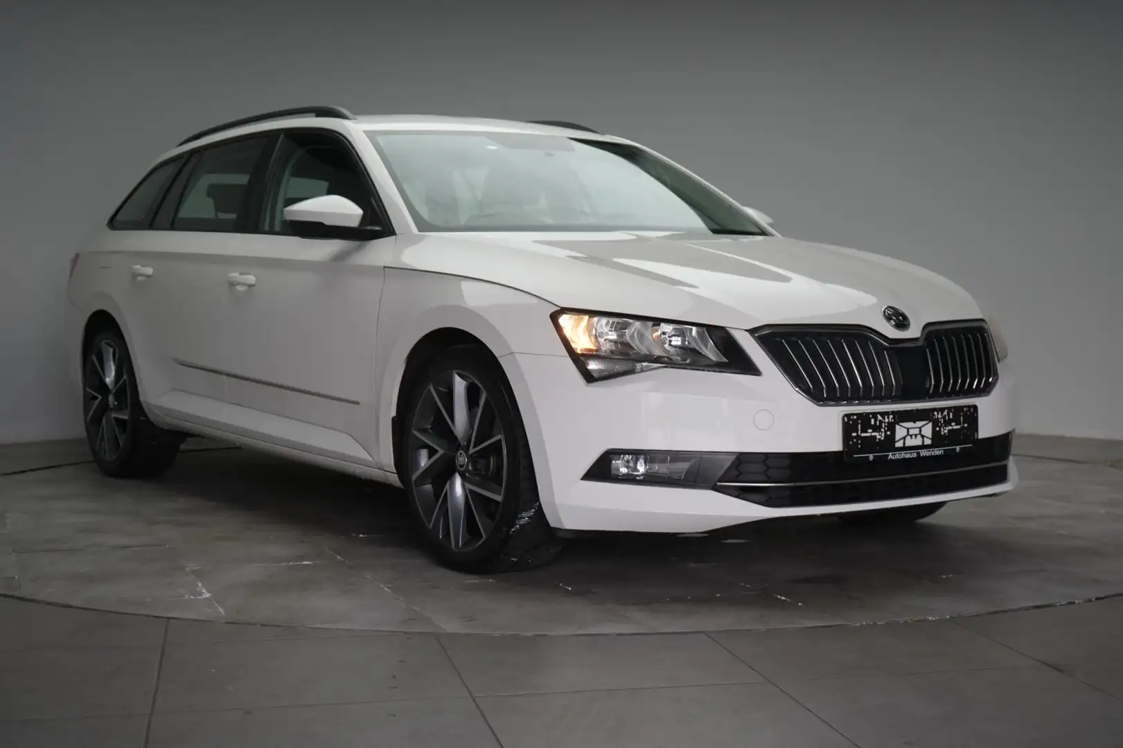 Skoda Superb Combi 2.0 TDI Active Weiß - 1