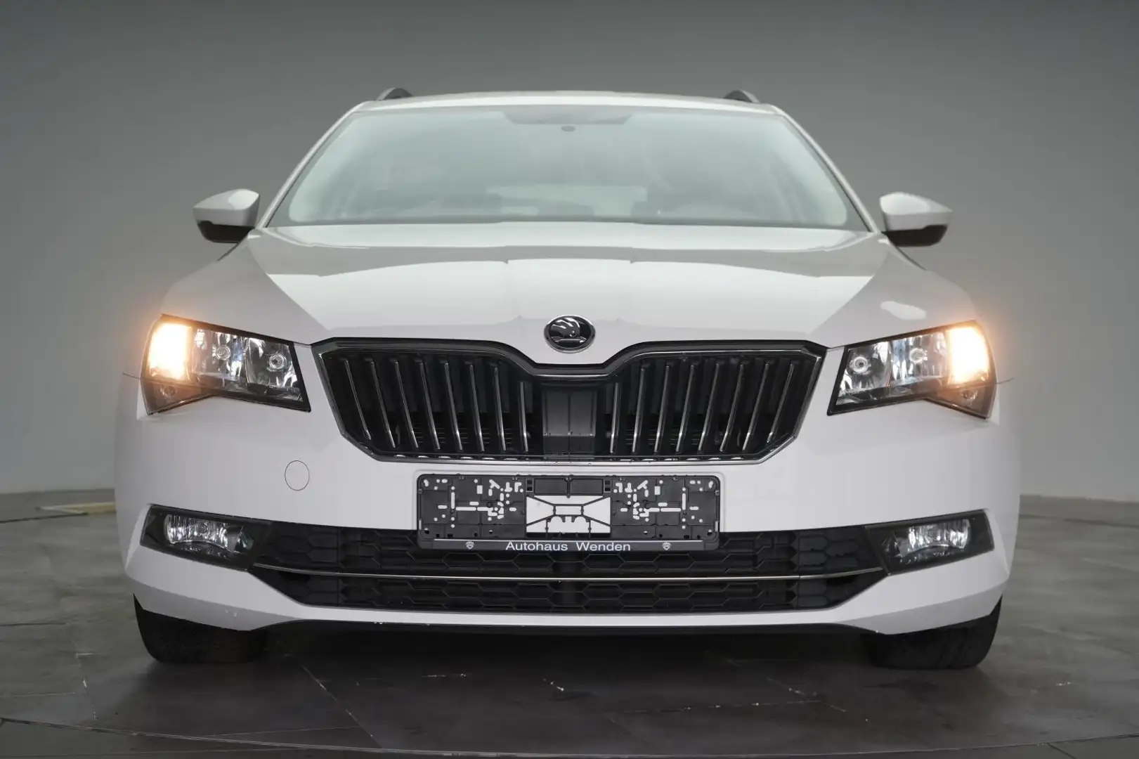 Skoda Superb Combi 2.0 TDI Active Weiß - 2