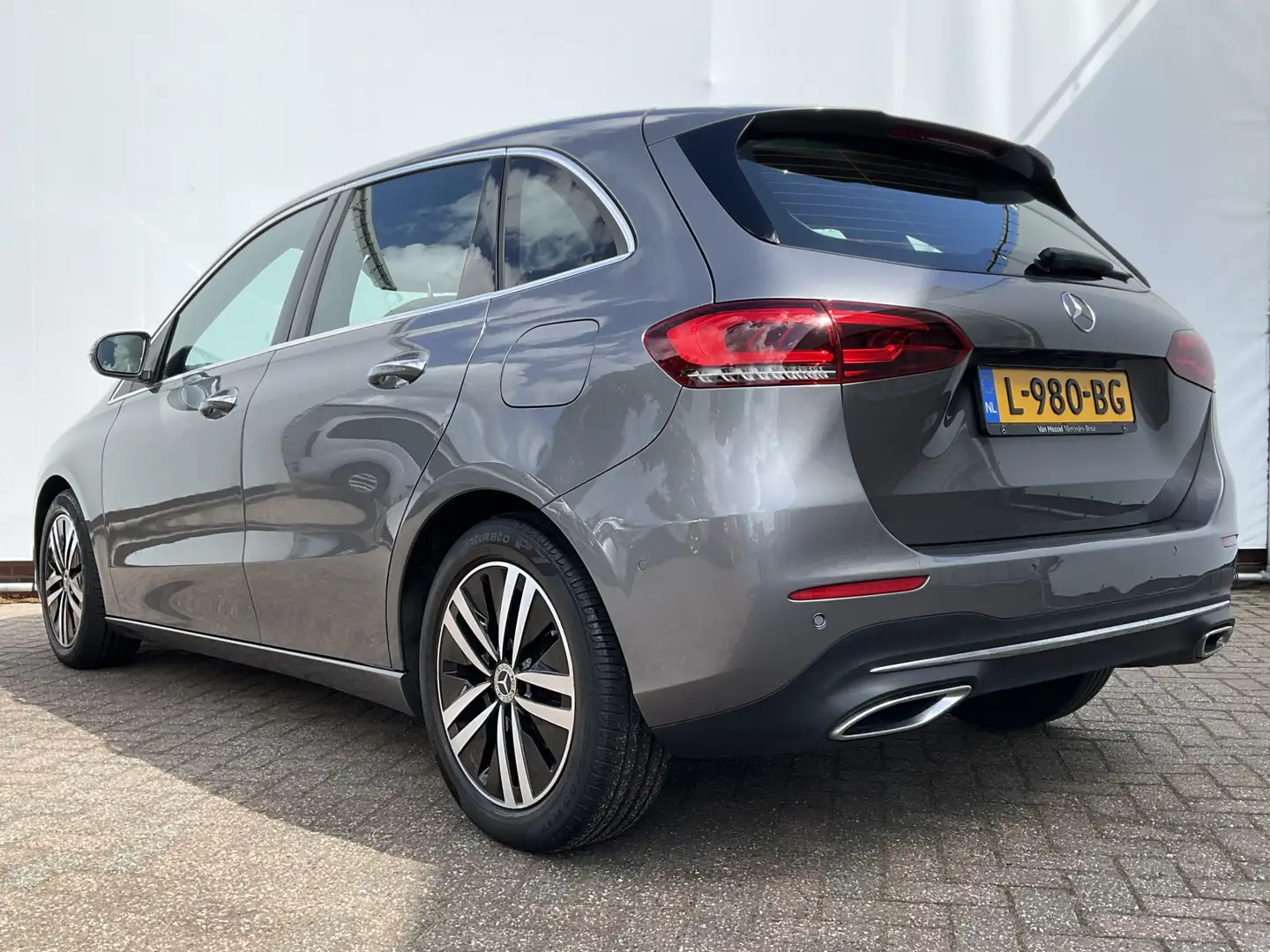 Mercedes-Benz B 180 Business Solution Luxury Automaat Pano Leder Adap. Grijs - 2