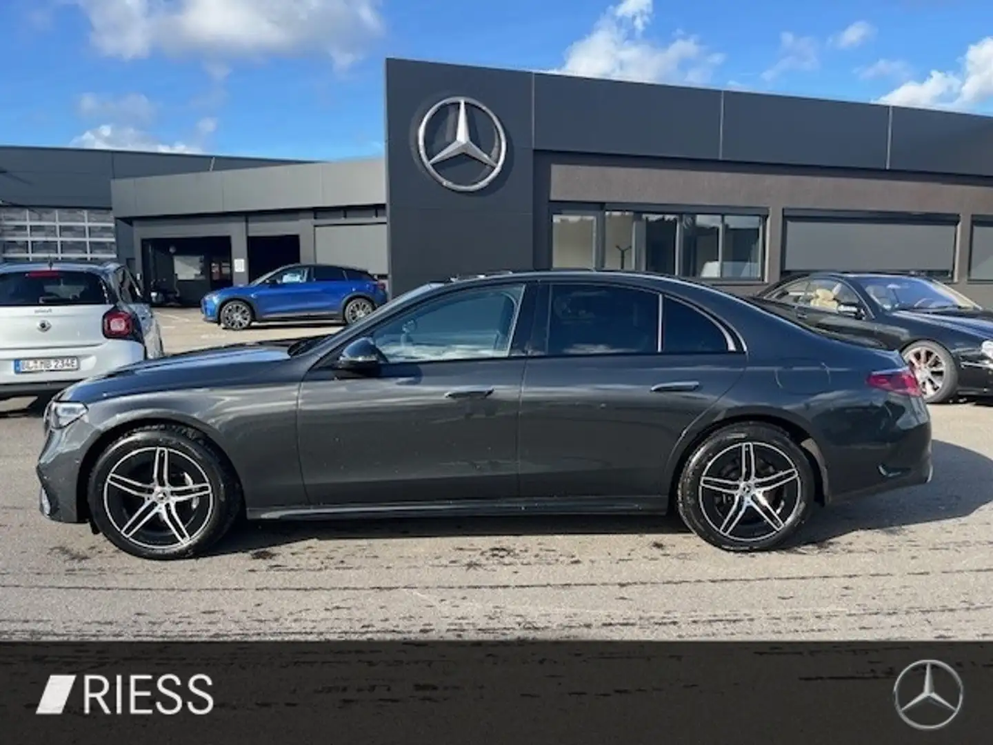 Mercedes-Benz E 300 e Lim AMG Sport Night Distr Pano W-Paket 19" Grau - 2