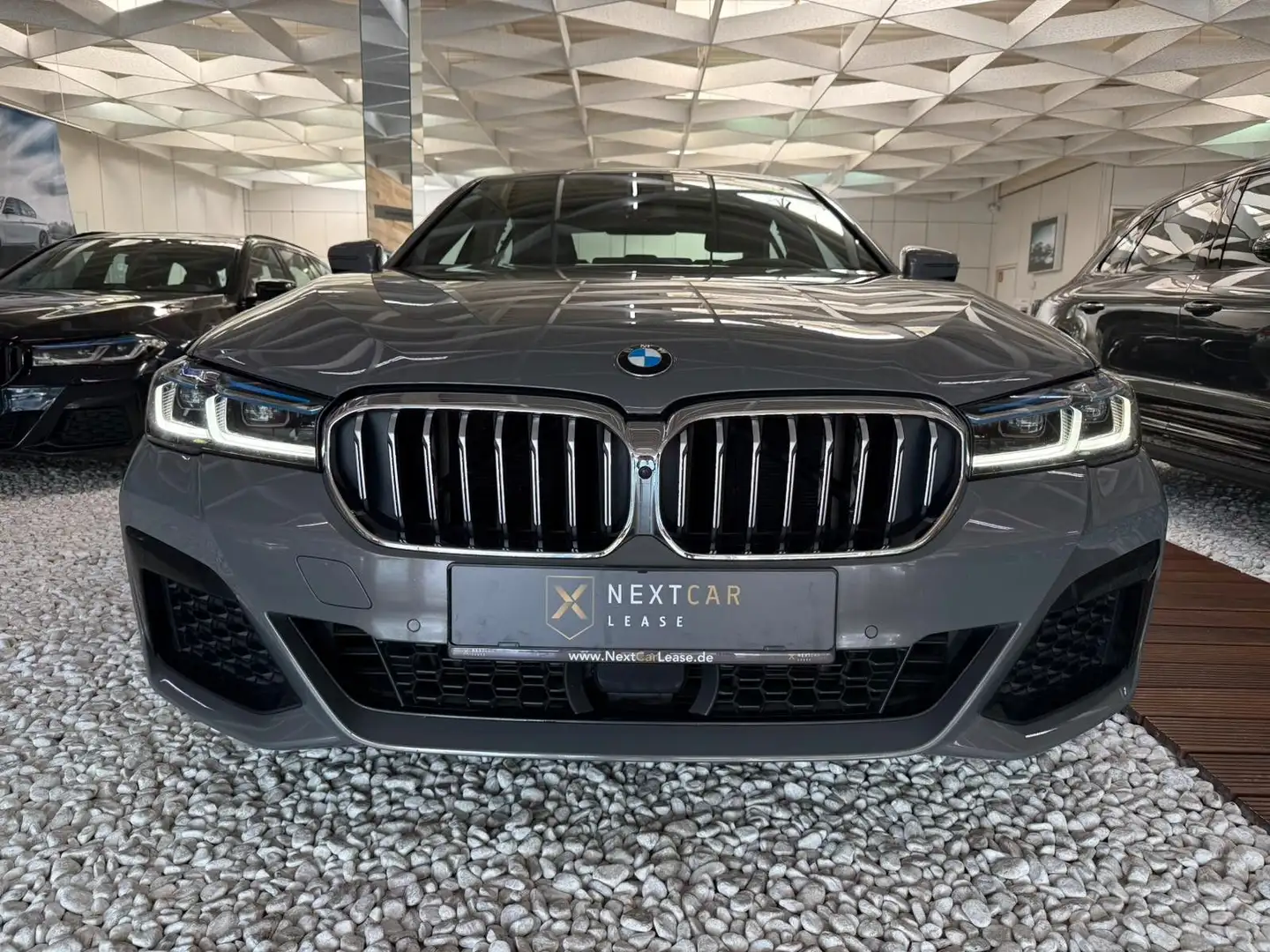 BMW 545 e xDrive Lim. M Sport H/K Laser Gri - 2