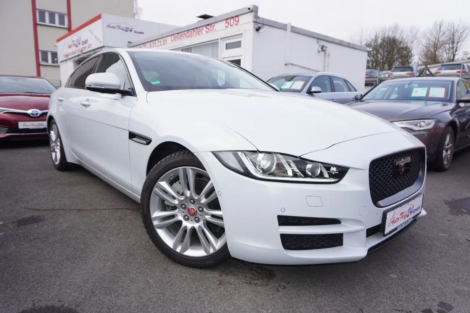 Jaguar XE 25T Portfolio *nur 8.300KM*1.Hand*TOP Ausst. Weiß - 1