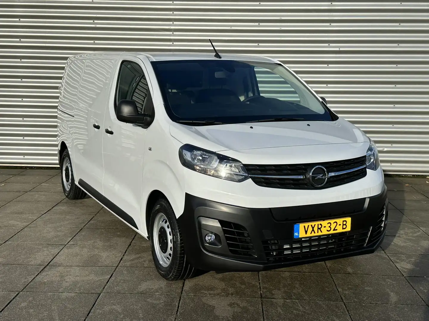 Opel Vivaro-e Electric GB 75kWh 136pk L2H1 Innovation | Navigate Biały - 2