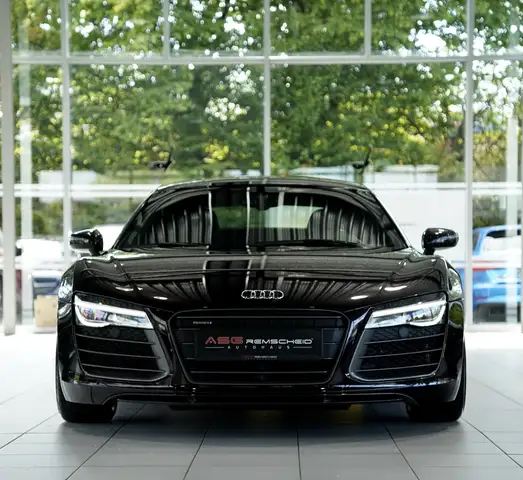 Audi R8 view 4