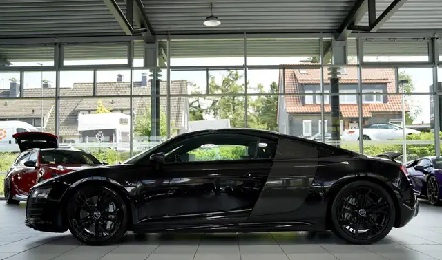 Audi R8 view 11