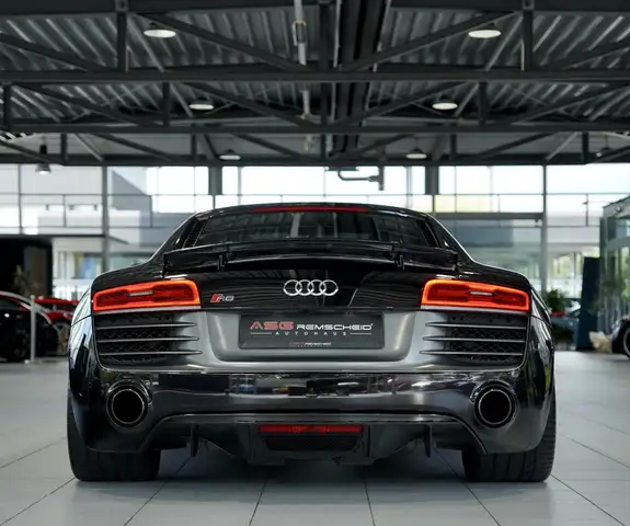 Audi R8 view 9