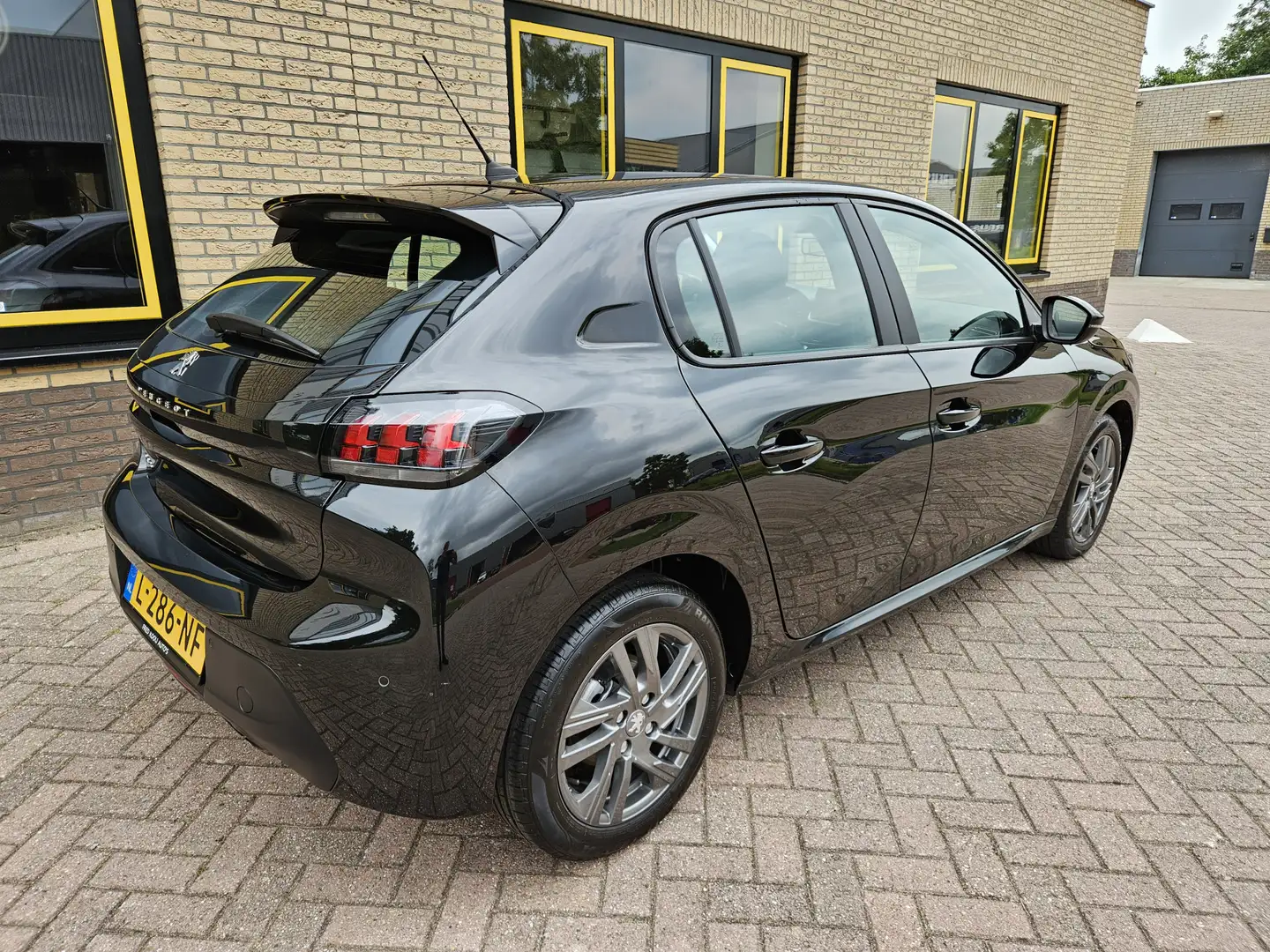Peugeot 208 1.2 PureTech Active Pack Zwart - 2