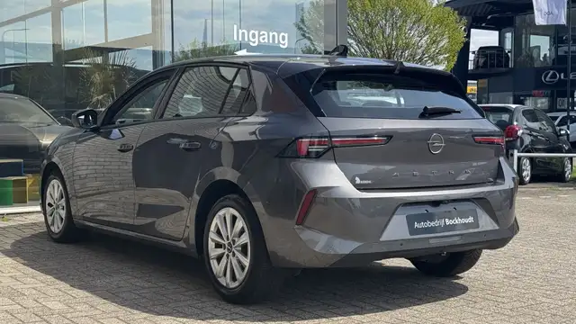 Opel Astra view 4