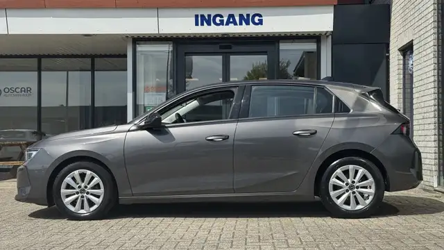 Opel Astra view 2