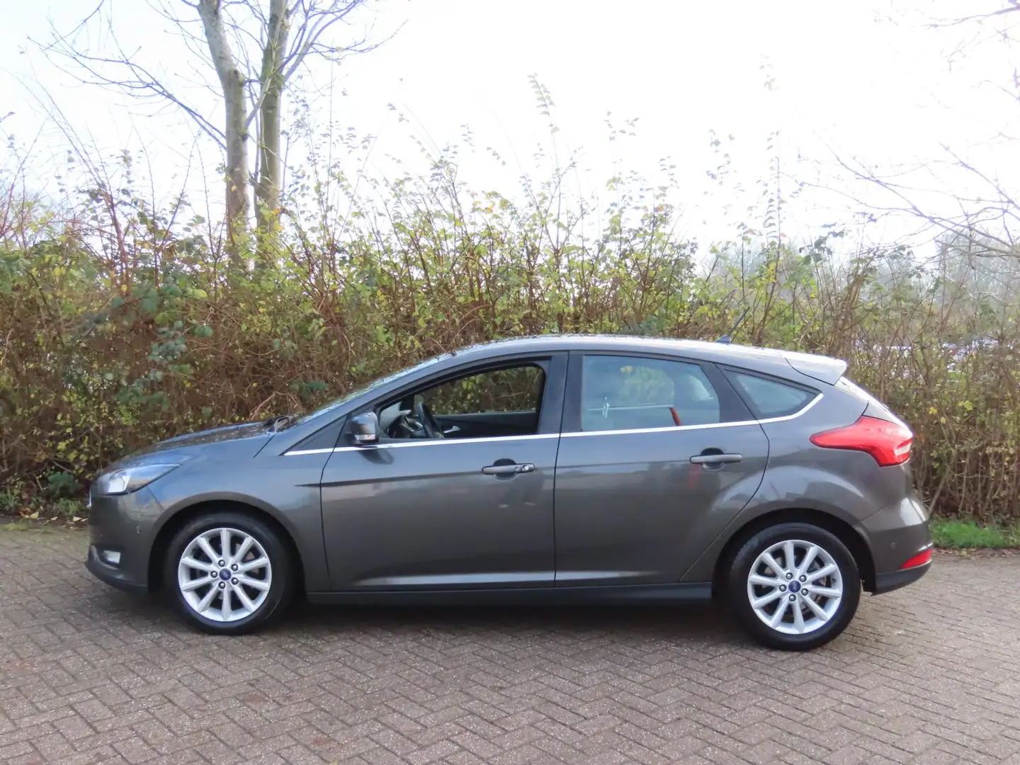Ford Focus 1.0 Titanium *1e EIG ! *Navi *Keyless *Cruise Grijs - 2