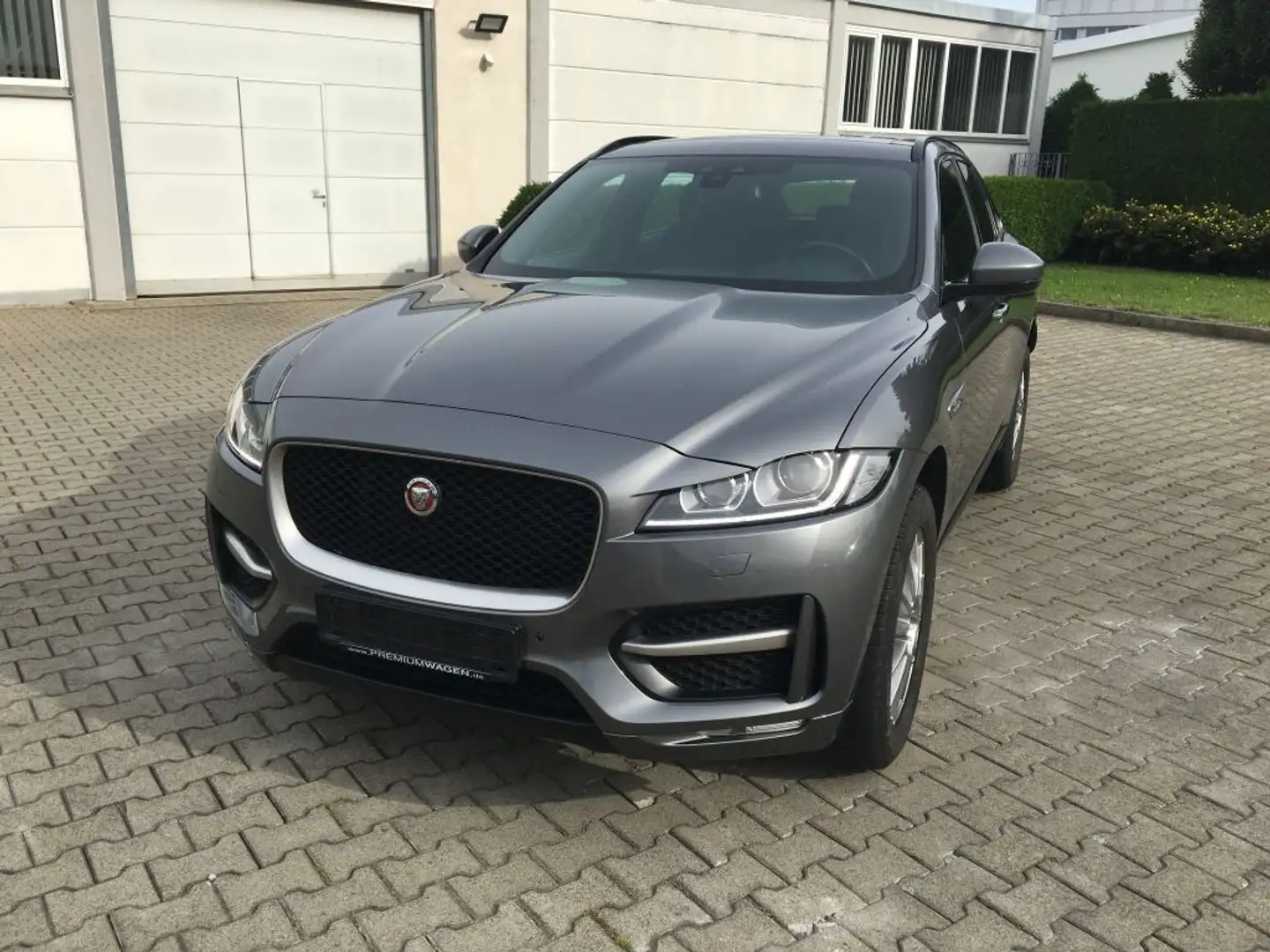 Jaguar F-Pace 20d AWD Aut. R-Sport, Navi, Meridian Grau - 2