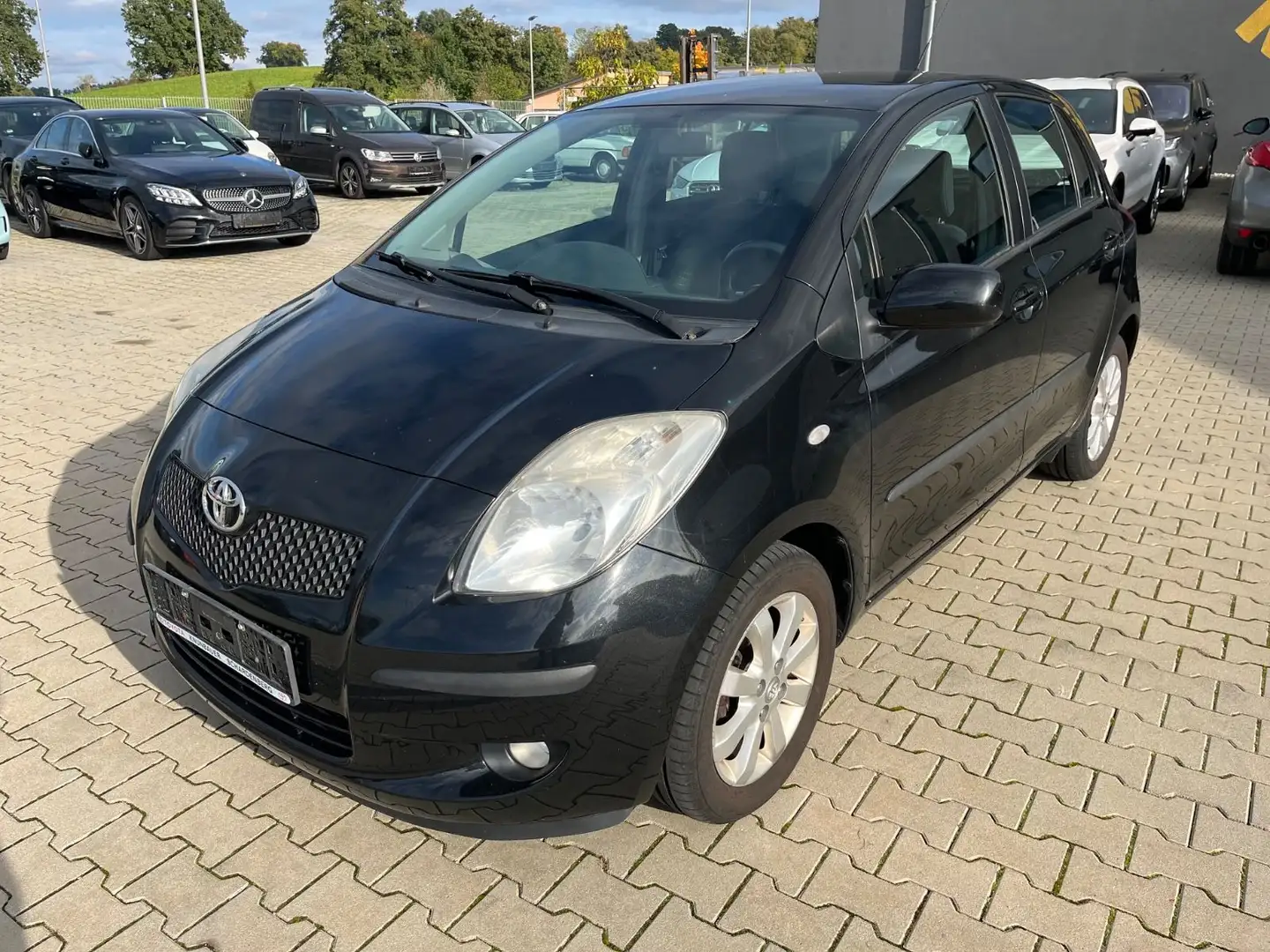 Toyota Yaris Team 1.3 Automatik 5trg.T,ÜV neu, 2.Hand, Noir - 1