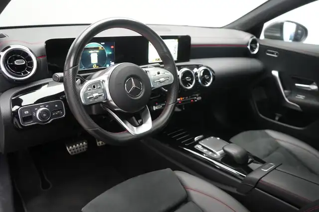 Mercedes-Benz 220 view 13
