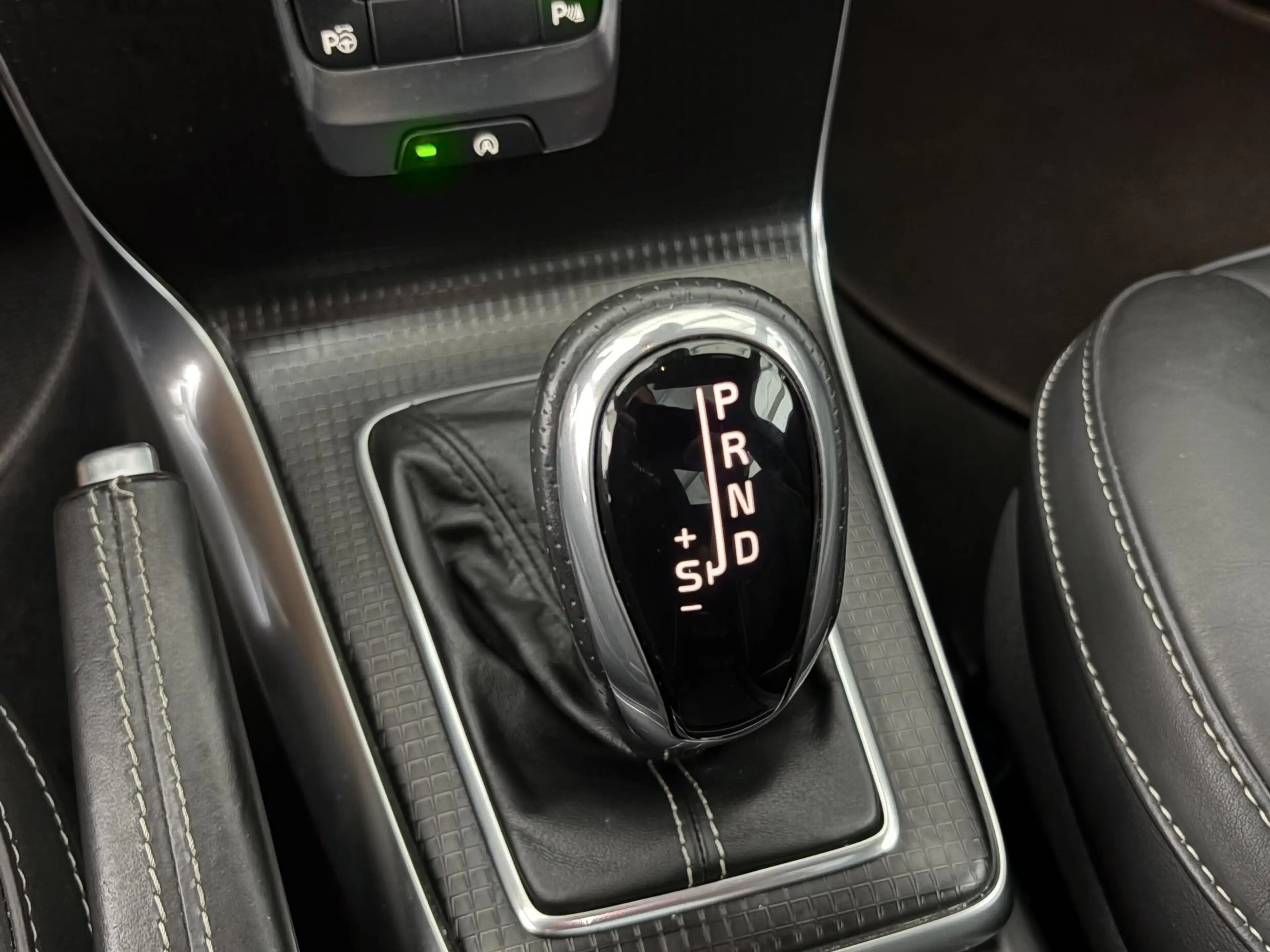 Volvo V40 1.5 T3 Polar+ Sport R-Design | TREKHAAK | PANO-DAK — photo 14