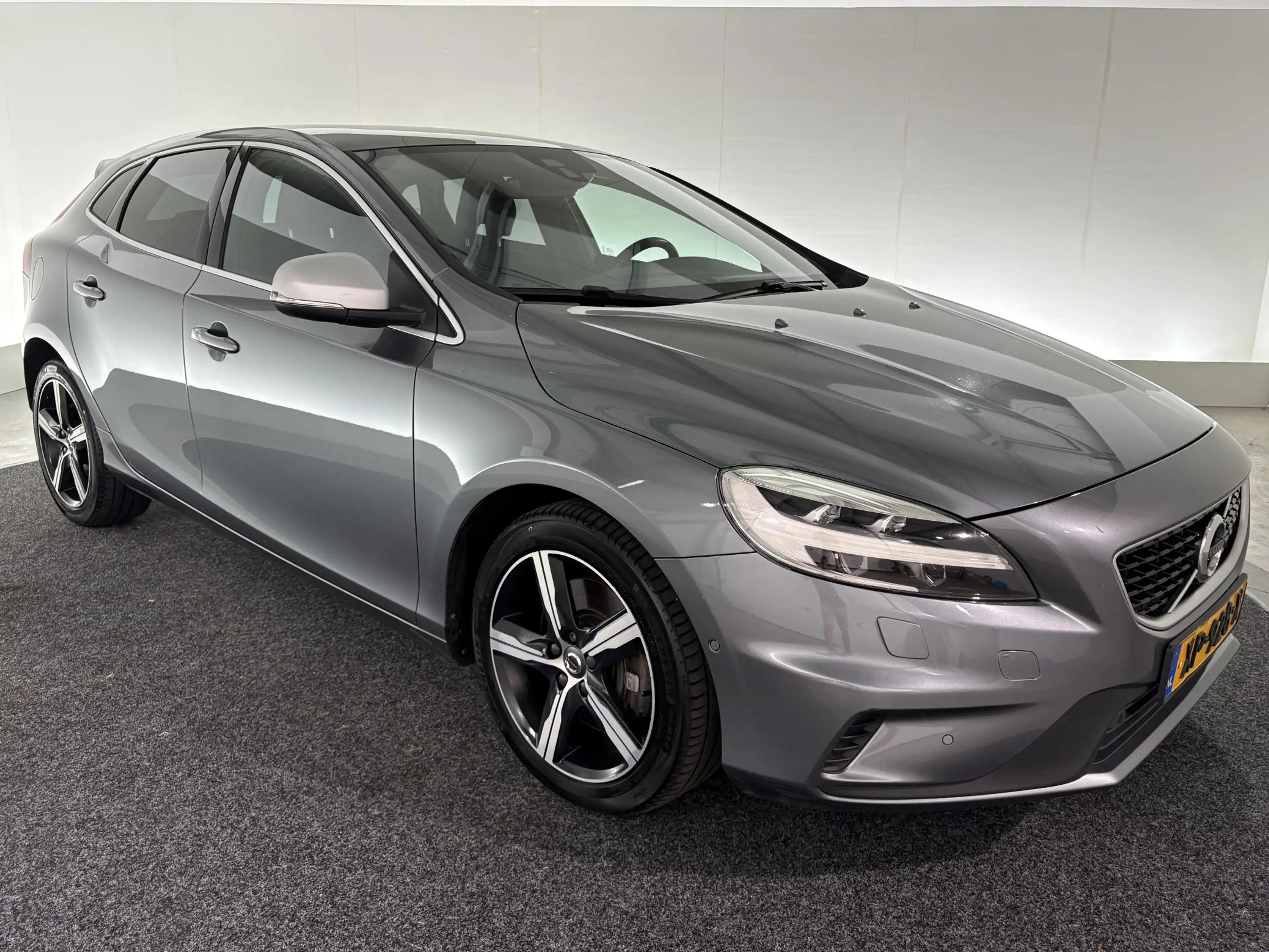 Volvo V40 1.5 T3 Polar+ Sport R-Design | TREKHAAK | PANO-DAK — photo 28