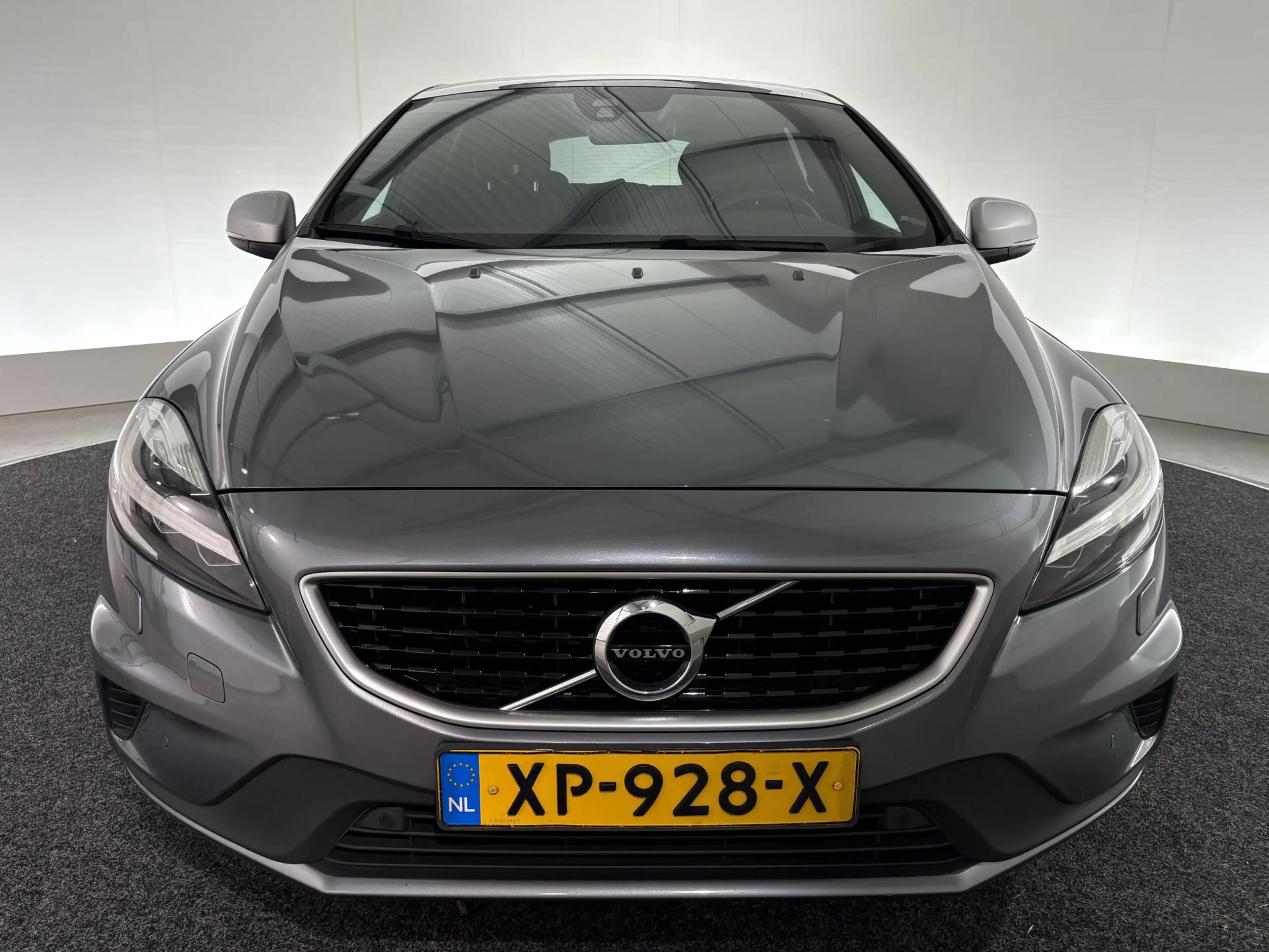 Volvo V40 1.5 T3 Polar+ Sport R-Design | TREKHAAK | PANO-DAK — photo 26