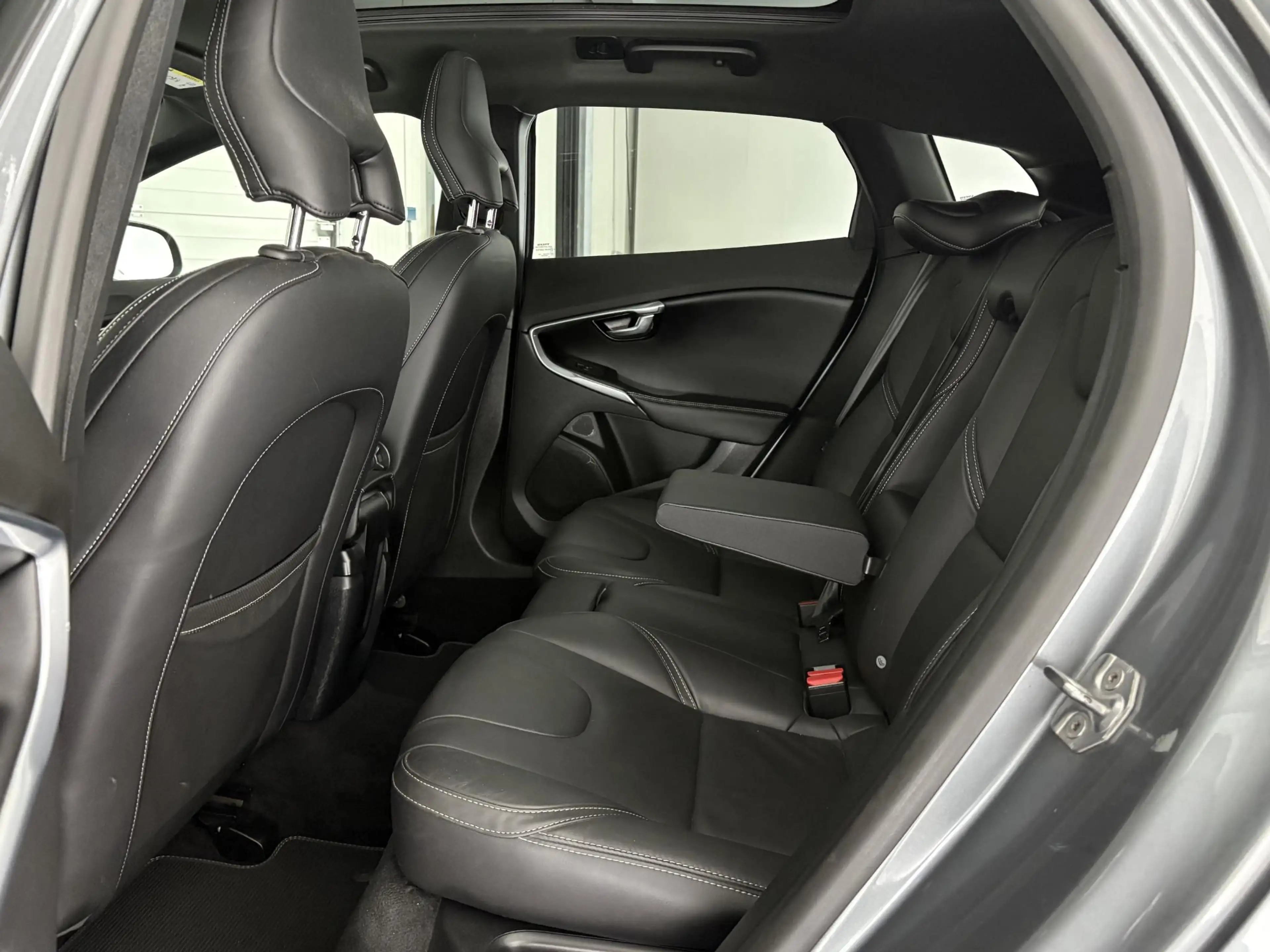 Volvo V40 1.5 T3 Polar+ Sport R-Design | TREKHAAK | PANO-DAK — photo 6
