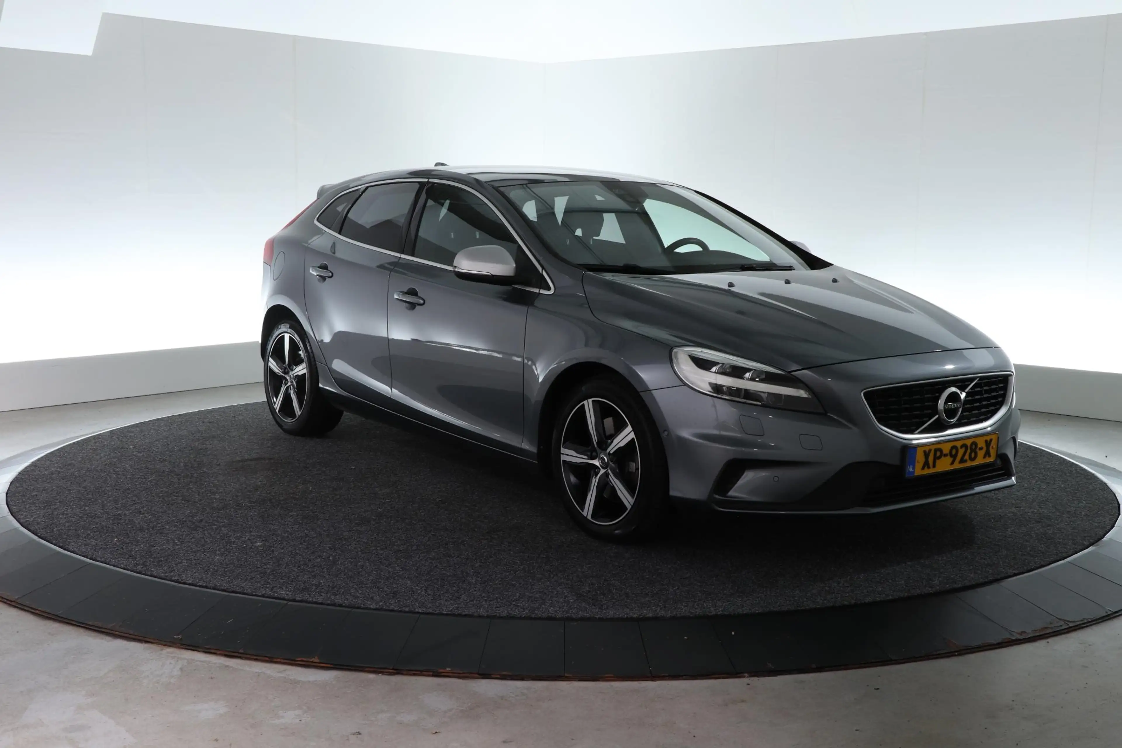 Volvo V40 1.5 T3 Polar+ Sport R-Design | TREKHAAK | PANO-DAK — photo 15