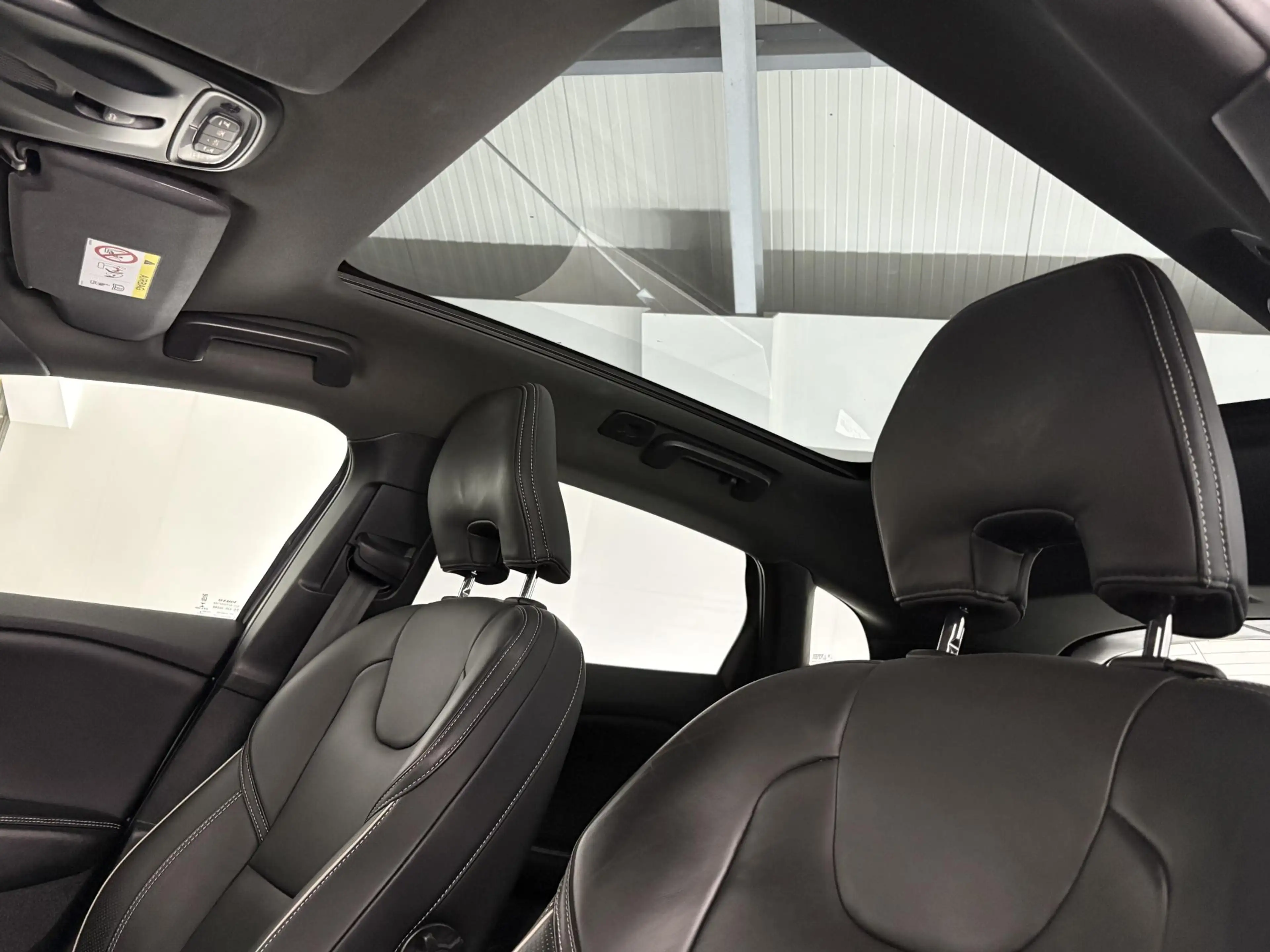 Volvo V40 1.5 T3 Polar+ Sport R-Design | TREKHAAK | PANO-DAK — photo 5
