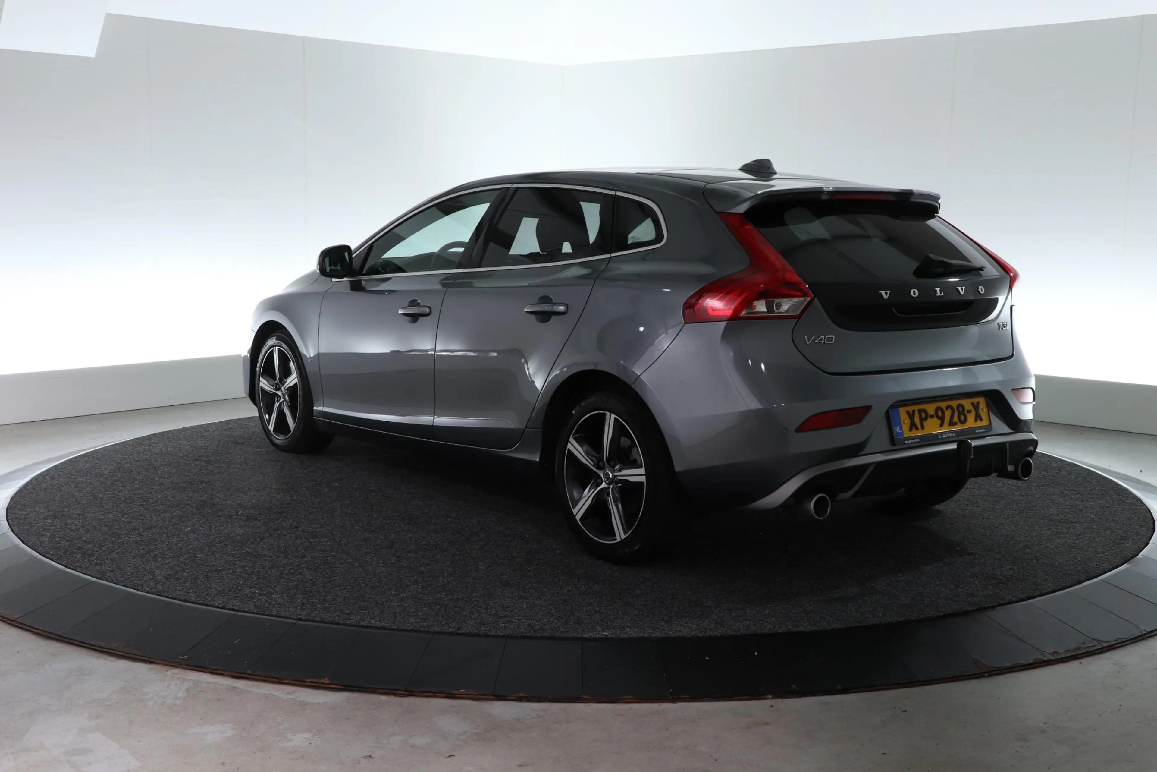 Volvo V40 1.5 T3 Polar+ Sport R-Design | TREKHAAK | PANO-DAK — photo 16