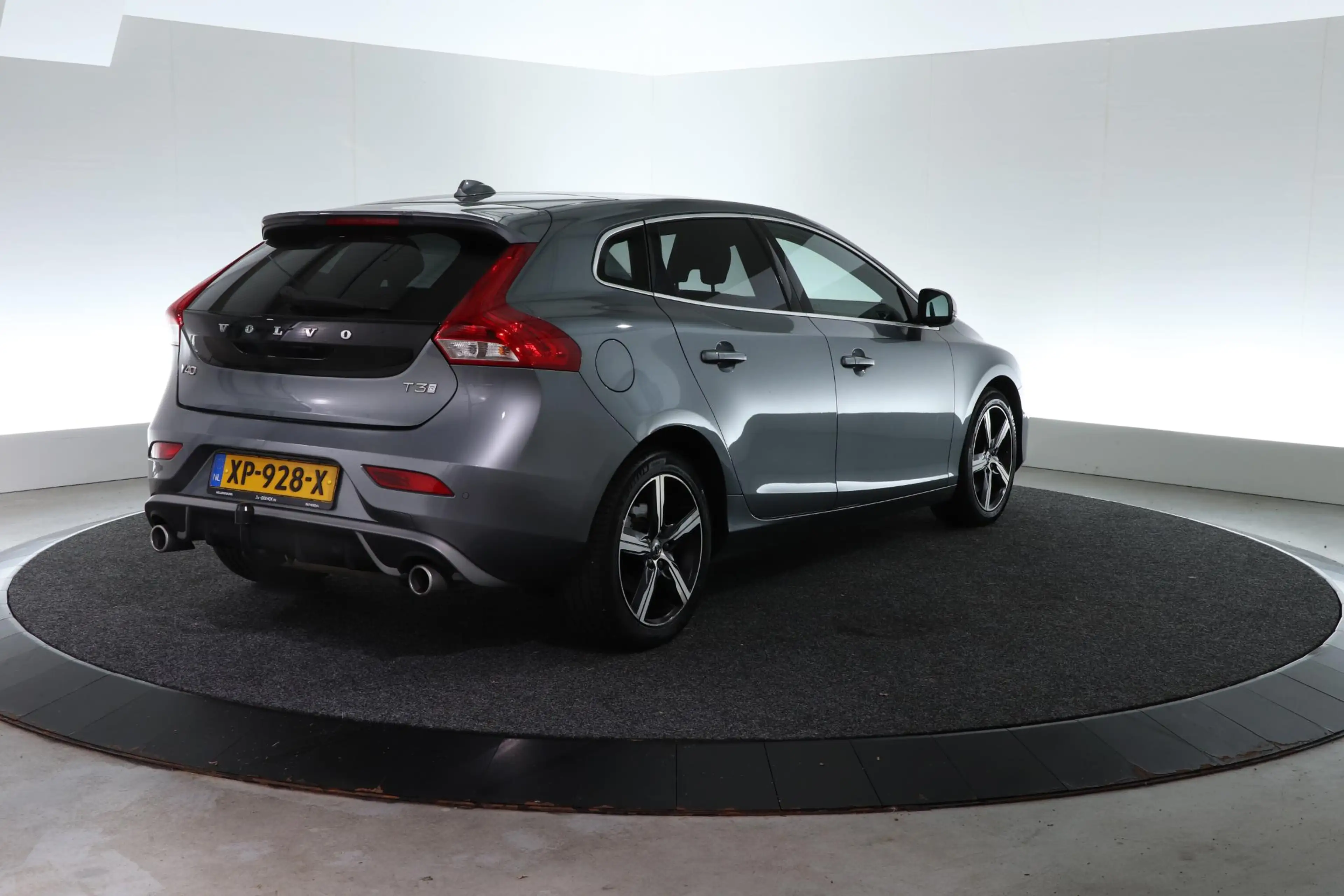 Volvo V40 1.5 T3 Polar+ Sport R-Design | TREKHAAK | PANO-DAK — photo 2