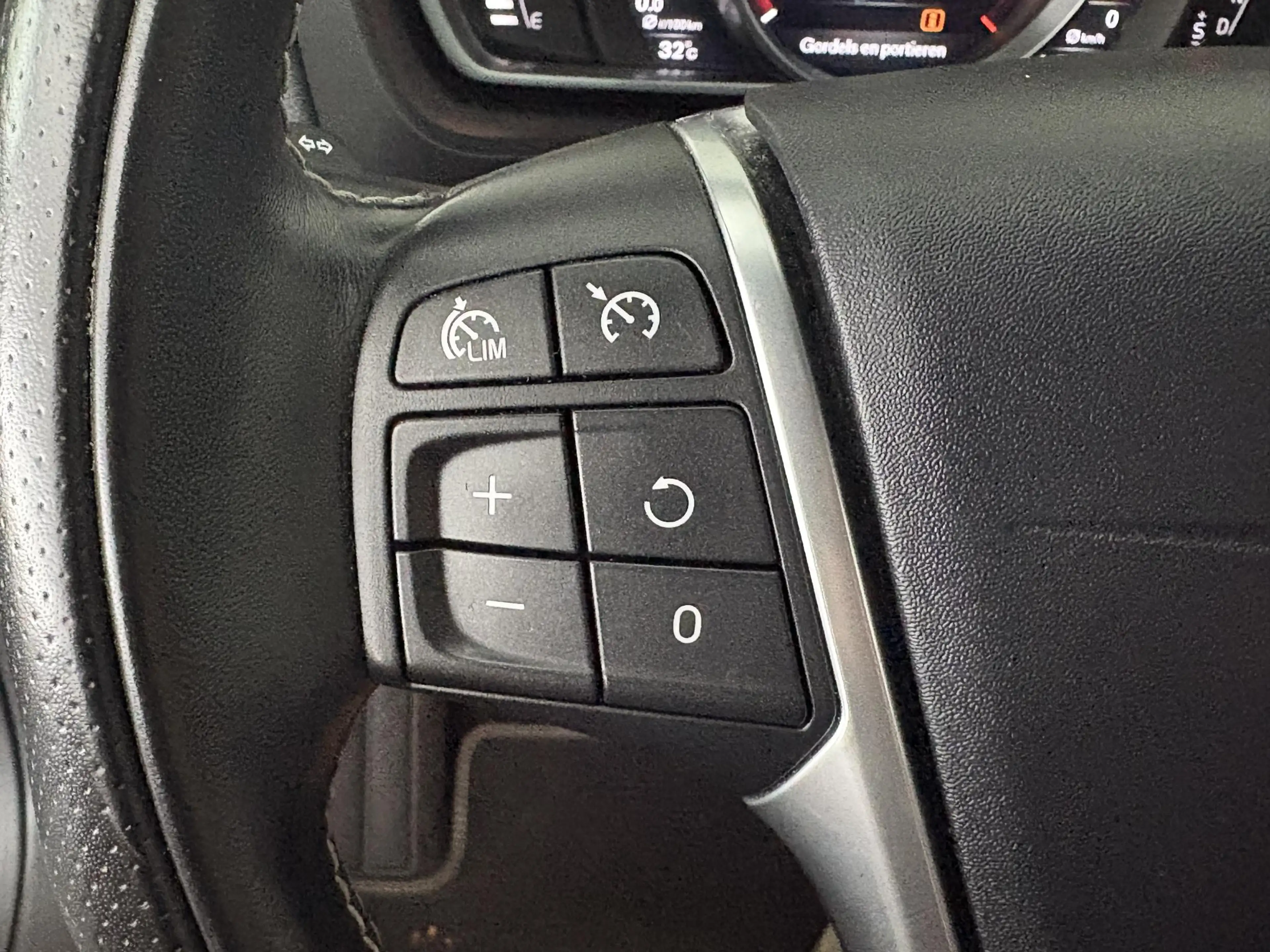 Volvo V40 1.5 T3 Polar+ Sport R-Design | TREKHAAK | PANO-DAK — photo 29