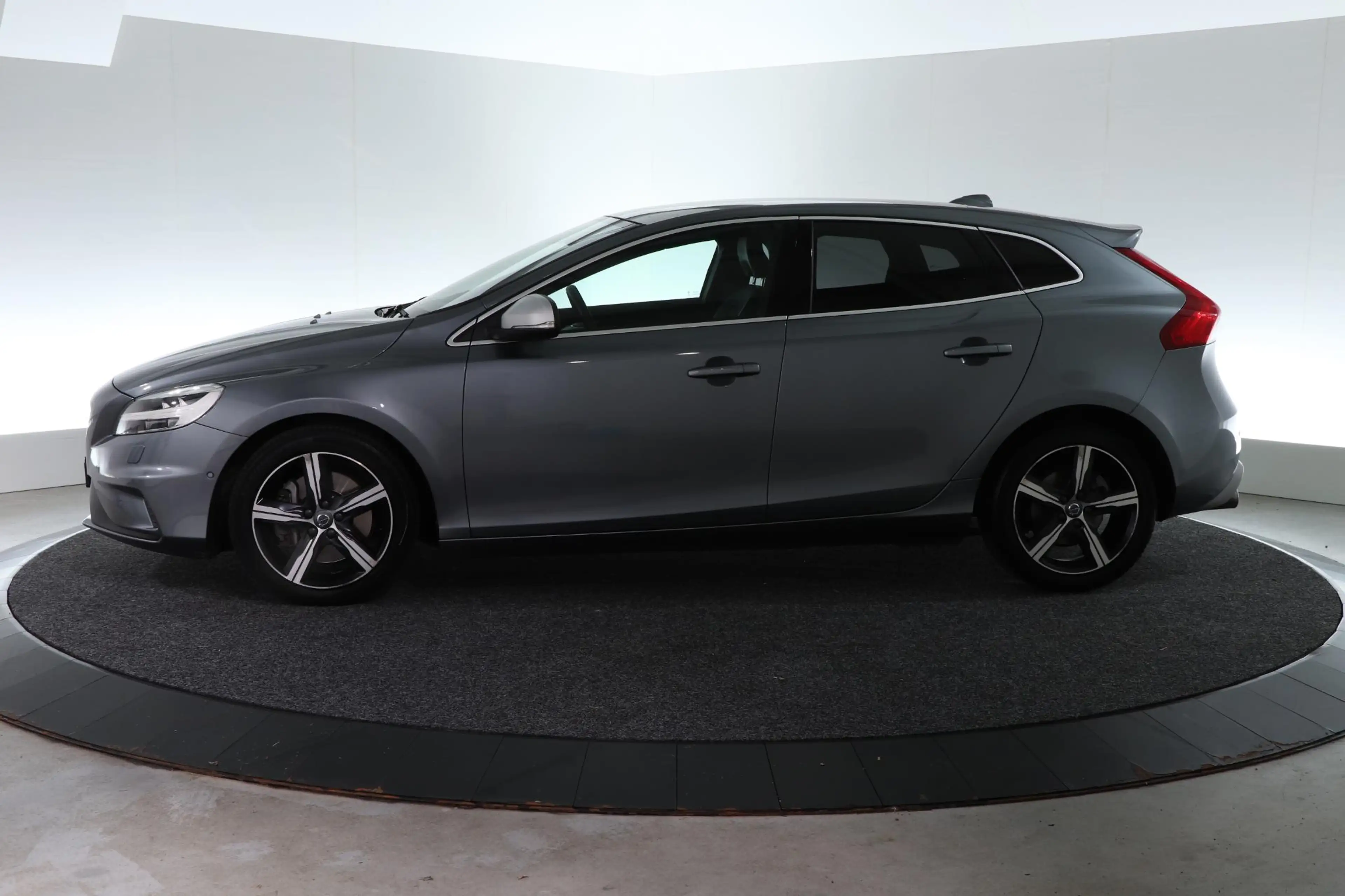 Volvo V40 1.5 T3 Polar+ Sport R-Design | TREKHAAK | PANO-DAK — photo 9