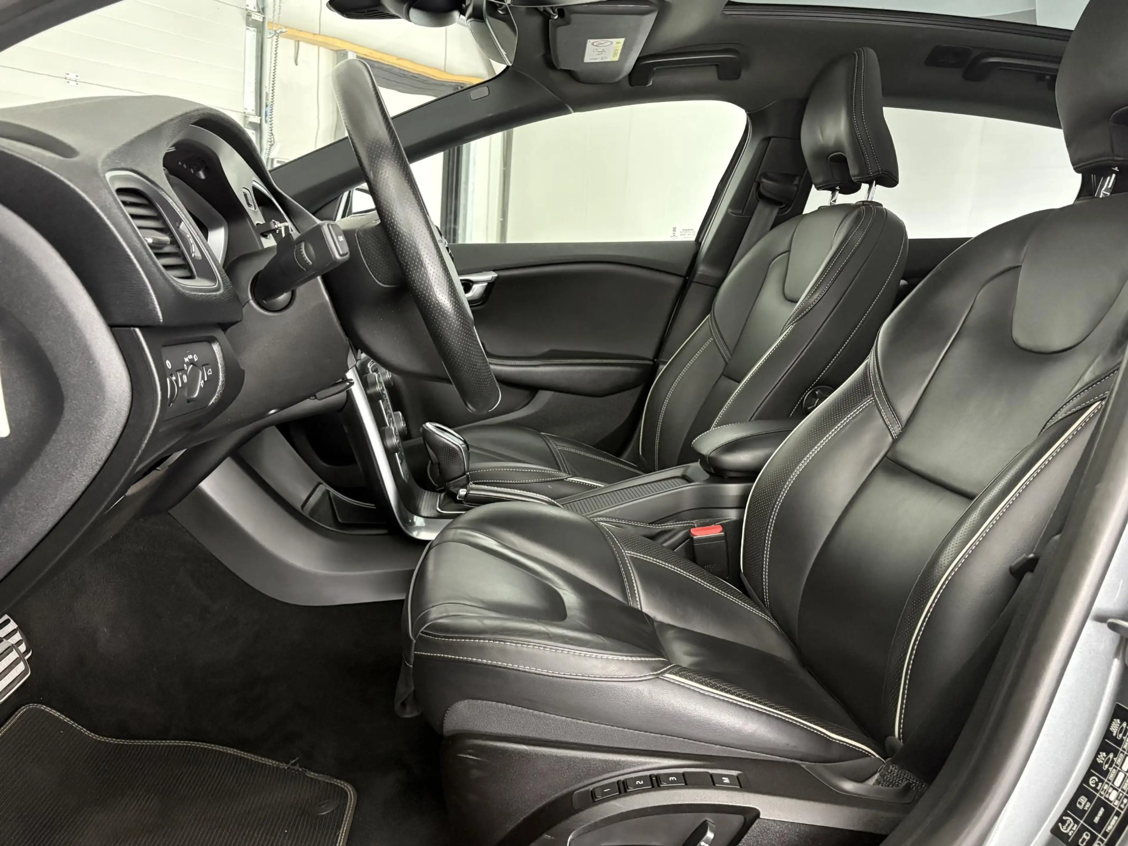 Volvo V40 1.5 T3 Polar+ Sport R-Design | TREKHAAK | PANO-DAK — photo 4