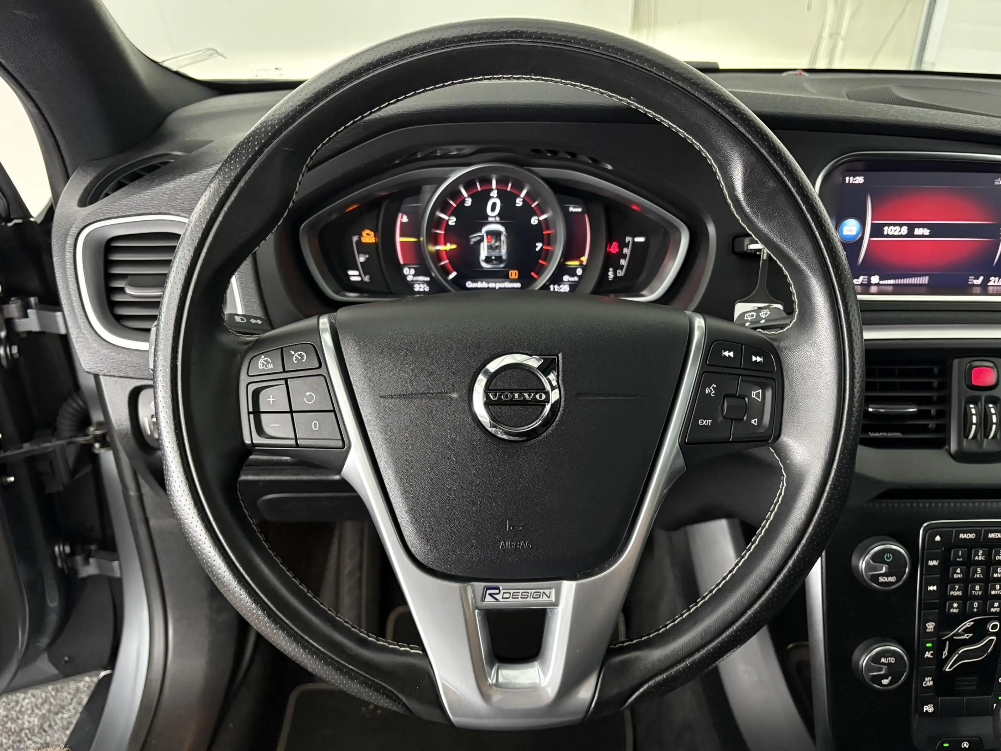 Volvo V40 1.5 T3 Polar+ Sport R-Design | TREKHAAK | PANO-DAK — photo 10