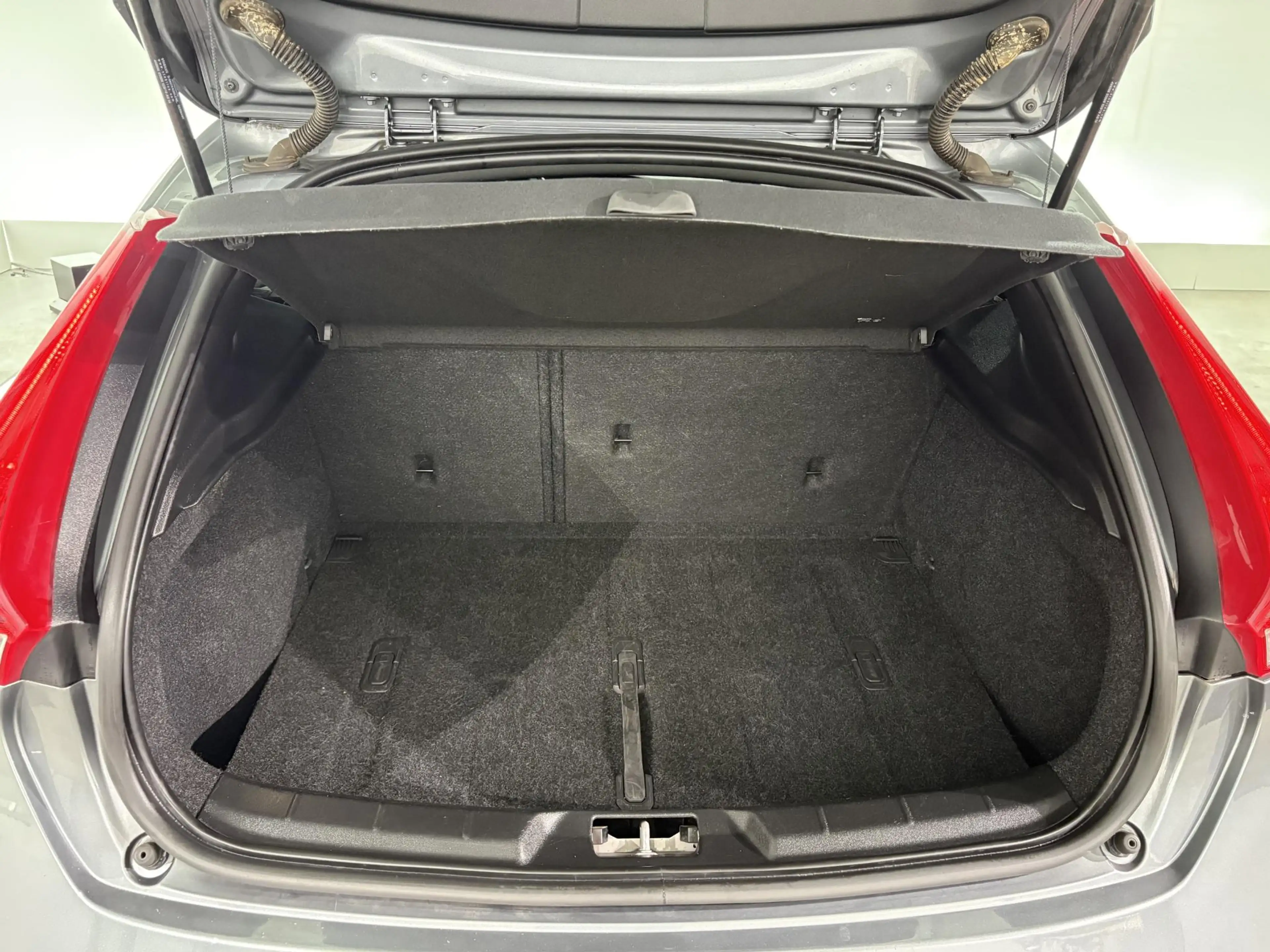Volvo V40 1.5 T3 Polar+ Sport R-Design | TREKHAAK | PANO-DAK — photo 31