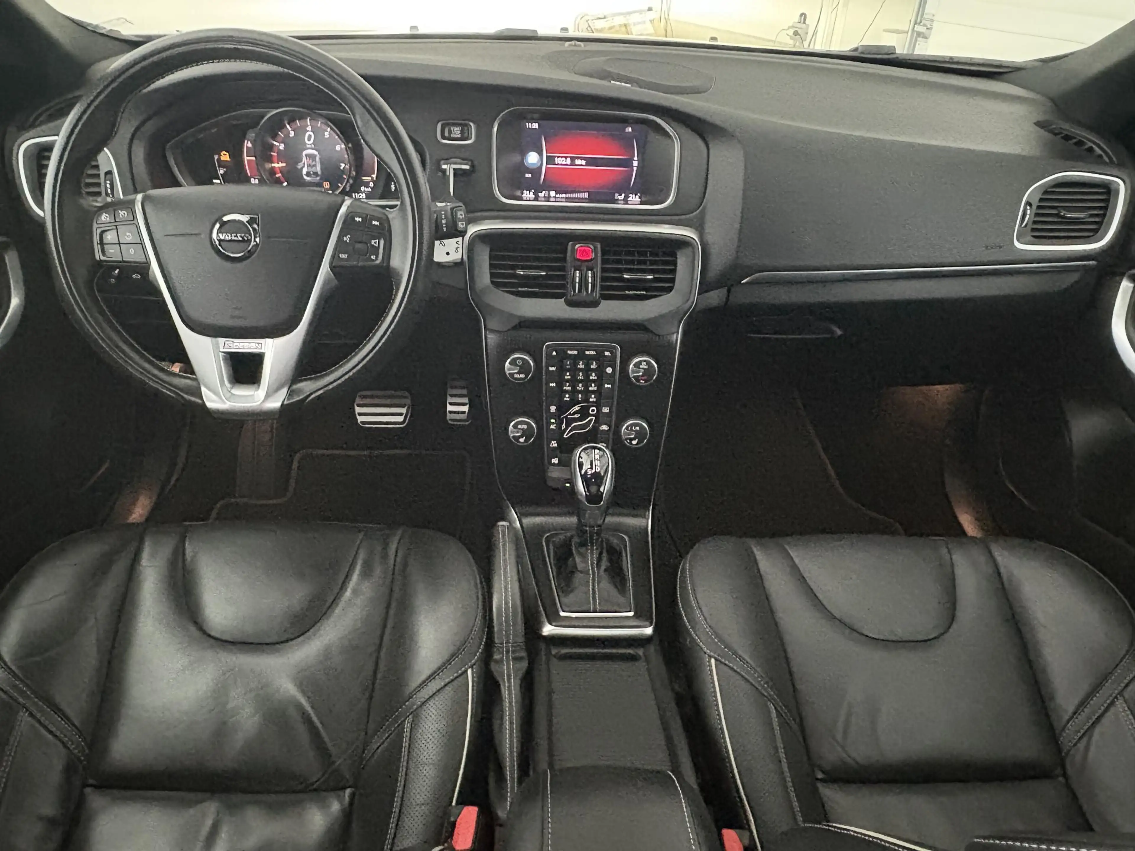 Volvo V40 1.5 T3 Polar+ Sport R-Design | TREKHAAK | PANO-DAK — photo 3