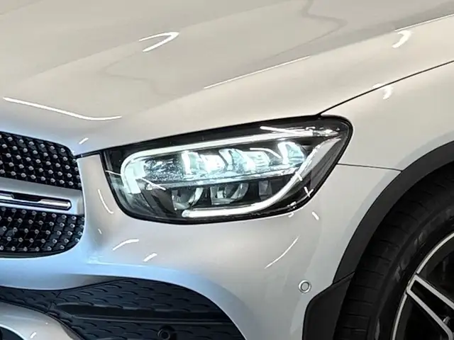 Mercedes-Benz 220 view 12