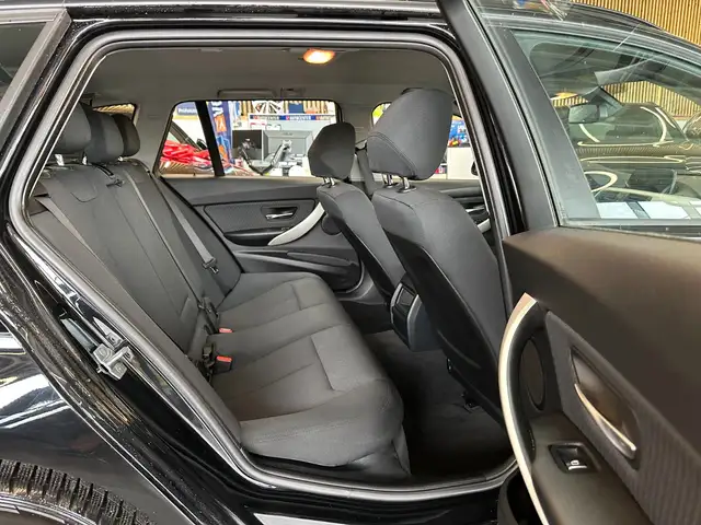 BMW 3 Series view 29