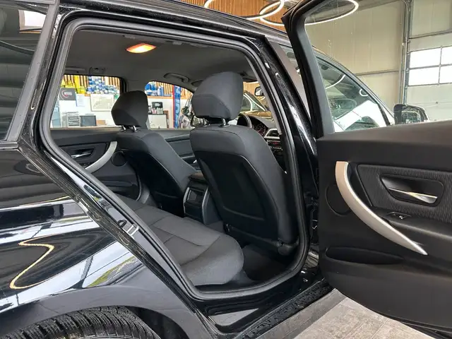 BMW 3 Series view 28