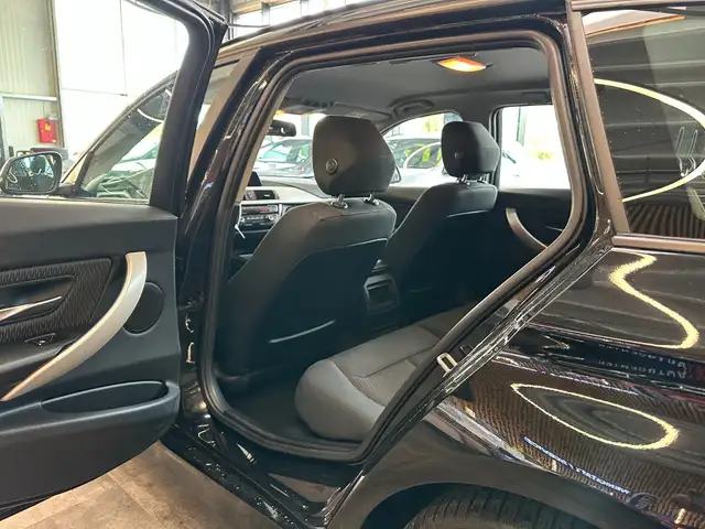 BMW 3 Series view 30